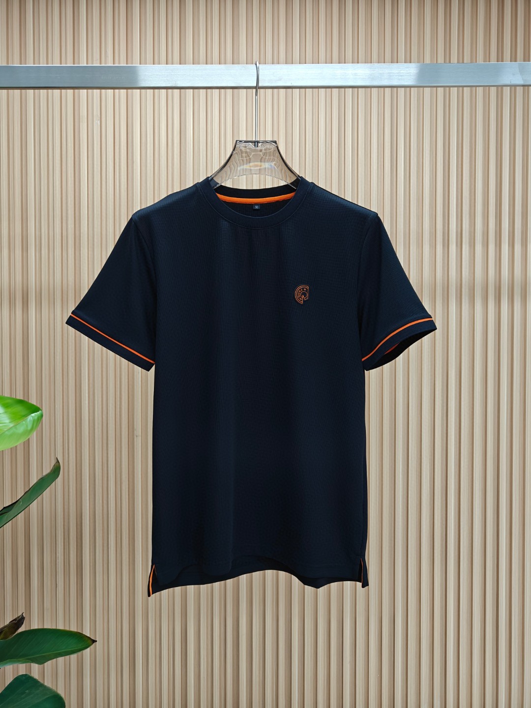 NO:426857,Hermes 2025 summer new product fashionable round neck short sleeves are made of high-end Yuchan silk fabric. The classic round neck style is unique and cool. The luxurious classic jacquard logo design is versatile. Adhering to the traditional fashion charm of big brands, the unique line design exudes a strong British style, which is very modern and inherits the traditional concept. The precious fabric is smoother, the feel is soft, comfortable and breathable. The exquisite craftsmanship and three-dimensional tailoring style bring texture enjoyment. The counter size M-3XL was shipped on the same day!  , hermes, T-shirt,alexander wang19860909爱马仕 2025夏季新品时尚圆领短袖采用高档玉婵丝面料 经典圆领款式独特又清凉 奢华经典提花logo设计百搭气质 秉承大牌的传统时尚魅力,独有的线条设计散发着浓郁的英伦风情,极具现代感亦承袭了传统理念.珍贵面料更加光滑,手感柔顺舒适透气 精湛工艺,立体剪裁风格带来质感享受.专柜尺码M-3XL,当天出货！,,hermes,T-shirt,alexander wang,Men's clothing