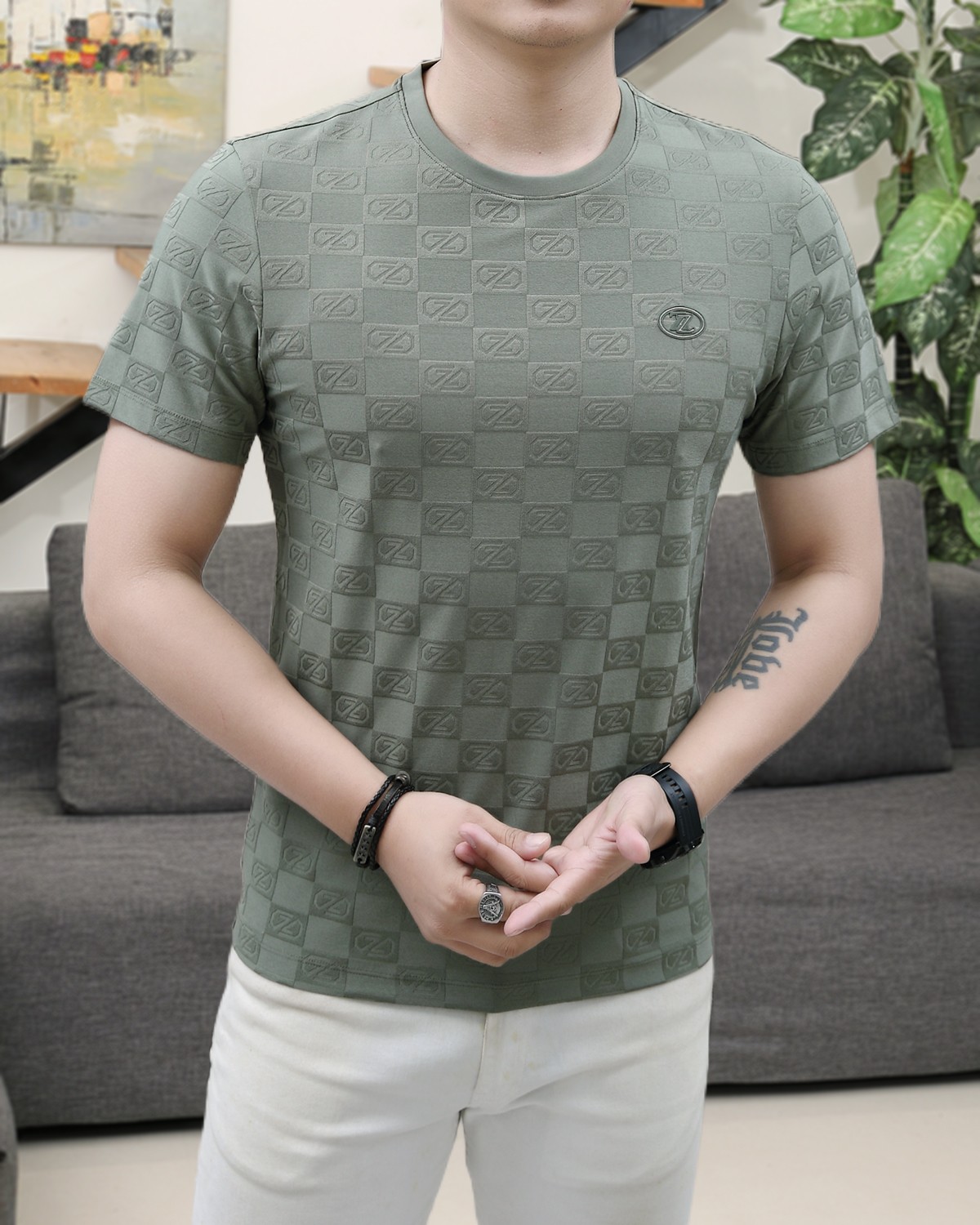 NO:426866,Zenia 2025 Fendi Men's Fashion Jacquard Short-Sleeve T-shirt is made of high-end jacquard fabric, classic round neck, unique and cool, luxurious classic brand logo design is versatile, adhering to the traditional fashion charm of big brands, the unique double F arrangement jacquard line design exudes a strong British style, which is very modern and inherits the traditional concept. The precious fabric is smoother, soft, comfortable and breathable, and the high elasticity, exquisite craftsmanship, and three-dimensional tailoring style brings texture enjoyment. Size M-3XL, fendi,zegna, T-shirt,tees, t-shirt,alexander wang19860909杰尼亚 2025芬迪男士时尚提花短袖T恤 采用高档提花面料 经典圆领 独特又清凉 奢华经典品牌logo设计百搭气质 秉承大牌的传统时尚魅力,独有的双F排列提花线条设计散发着浓郁的英伦风情,极具现代感亦承袭了传统理念.珍贵面料更加光滑,手感柔顺舒适透气 高弹力,精湛工艺,立体剪裁风格带来质感享受..尺码M-3XL,,fendi,zegna,T-shirt,tees，t-shirt,alexander wang,Men's clothing