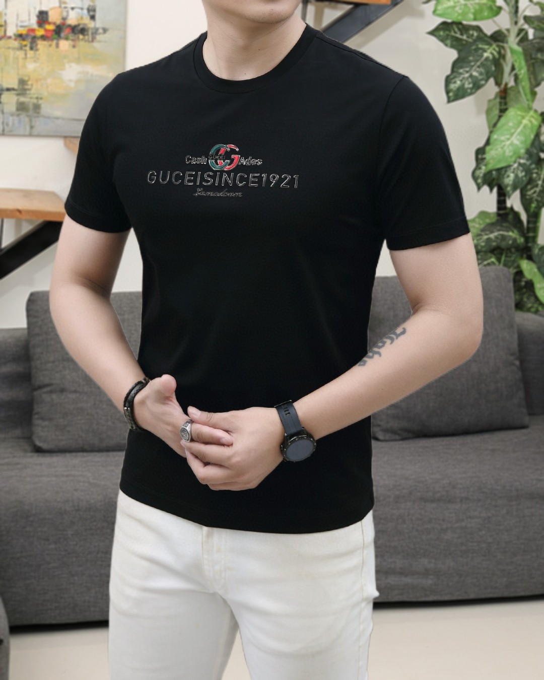 NO:426874,Gucci's new summer 2025 fashionable round neck short sleeves are made of high-end Yuchan silk fabric. The classic round neck style is unique and cool. The luxurious classic jacquard logo design is versatile. Adhering to the traditional fashion charm of big brands, the unique line design exudes a strong British style, which is very modern and inherits the traditional concept. The precious fabric is smoother, the feel is soft, comfortable and breathable. The exquisite craftsmanship and three-dimensional tailoring style bring texture enjoyment. The counter size M-3XL was shipped on the same day!  ,gucci,T-shirt,alexander wang19860909古驰 2025夏季新品时尚圆领短袖采用高档玉婵丝面料 经典圆领款式独特又清凉 奢华经典提花logo设计百搭气质 秉承大牌的传统时尚魅力,独有的线条设计散发着浓郁的英伦风情,极具现代感亦承袭了传统理念.珍贵面料更加光滑,手感柔顺舒适透气 精湛工艺,立体剪裁风格带来质感享受.专柜尺码M-3XL,当天出货！,,gucci,T-shirt,alexander wang,Men's clothing