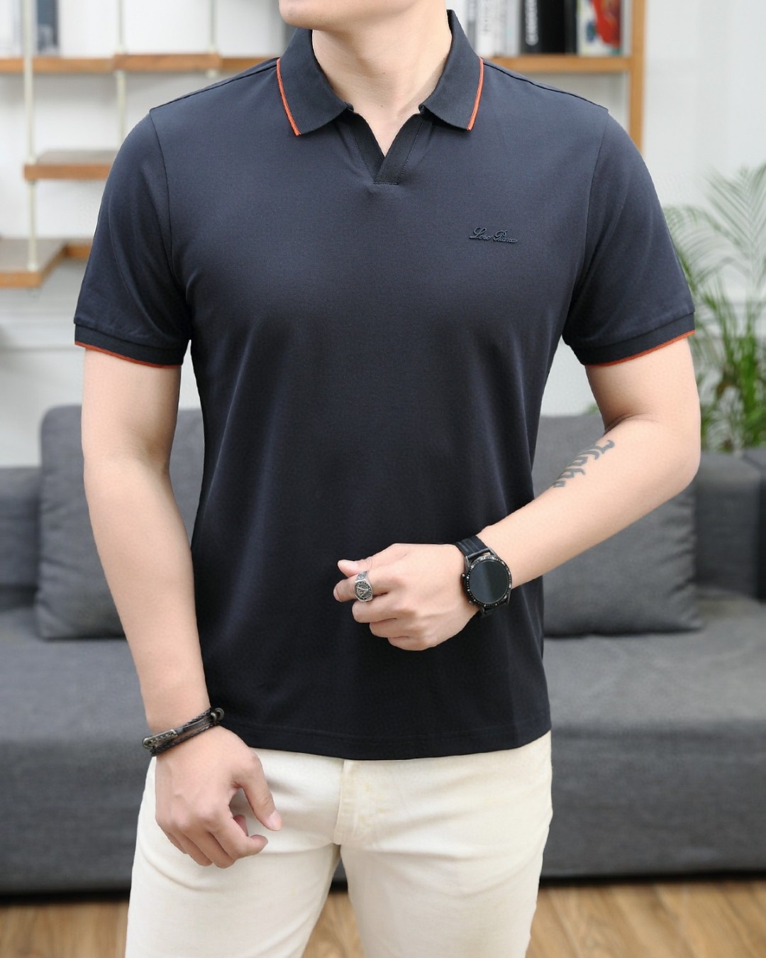 NO:426903,Gucci 24 spring and summer fashion short-sleeved mercerated beads cotton polo lapel T-shirt POLO shirt!  Fabric selection is high-end imported garment custom-woven bead floor fabric, old-fashioned workshop garment process is fixed and dyed, extremely luxurious and special materials, all of which are superior in fabric attributes, merceration process, the fabric has extremely high gloss, delicate and natural mesh structure, perfect comfort and breathability, the touch experience is self-evident, luxurious and ultimate enjoyment!  nn buttons are natural deep-sea shell buttons, each with unique patterns and excellent luster. nn design elements The overall design style of this item retains the purest and natural minimalist route of D's home, clean and high-end tailoring, bringing minimalist aesthetics to the extreme. This POLO shirt reinterprets the classic items in men's wardrobe. The classic bee logo on the chest is perfectly reshaped and interpreted, perfectly presented with exquisite embroidery body. The classic Di*r presbyopia loop contrasting elements inside the back collar, combined with the collar and cuffs, cleverly use contrasting color treatment to form an echo. The visual sense is very strong, full of youthfulness and vitality, enhances the sense of fashion, making the shape more advanced and fashionable, showing a distinct fashion proposition!  nThe details show high-end features, the two-button open-closed placket, exquisite shell buckle embellishment, paired with a small lapel design, age-reducing and fashionable, full of vitality and easy to highlight the temperament. The upper body effect is capable and neat, and it has both shapes. It is a versatile and practical POLO shirt!  n Color: white and black!  Size M-3XLM size, shoulder width 43, bust 98, sleeve length 20, clothing length 68 (please report height and weight if order),,gucci,dior,T-shirt,tees,t-shirt,alexander wang19860909古驰 24春夏时装款短袖丝光珠地棉马球翻领T恤POLO衫！面料甄选高级进口成衣定织珠地面料,老牌工坊成衣工序定织定染,极为奢华特殊的材质,面料属性皆为上乘,丝光工艺处理,面料光泽度极高,网眼结构细腻自然,舒适性与透气性完美兼备,触感体验不言而喻,奢华极致享受！nn纽扣为天然深海贝壳扣,每粒都有着独一无二的纹路,光泽感极好.nn设计元素该款单品整体的设计风格,保留D家最纯粹且自然的极简路线,干净且高级剪裁,将极简主义美学发挥到极致.这款POLO衫重新诠释男士衣橱里的经典单品.胸前经典蜜蜂标识得到完美重塑演绎,以精致的刺绣体完美呈现,后领内经典Di*r老花循环撞色元素,结合领部与袖口皆巧妙运用撞色处理形成呼应,视觉感极强,充满年轻态且活力感,提升了时尚感,让造型变得更具高级和时髦,展现出极具鲜明时尚主张！n细节之处尽显高级,两扣开合门襟,精致贝壳扣点缀,搭配小翻领设计,减龄又时髦,充满活力且极易凸显出气质感,上身效果干练利落,型格兼具,百搭实穿性极好的一款POLO衫！n颜色:白黑两色！ 尺码M-3XLM码 肩宽43 胸围98 袖长20 衣长68（下单请报身高体重）,,gucci,dior,T-shirt,tees，t-shirt,alexander wang,Men's clothing