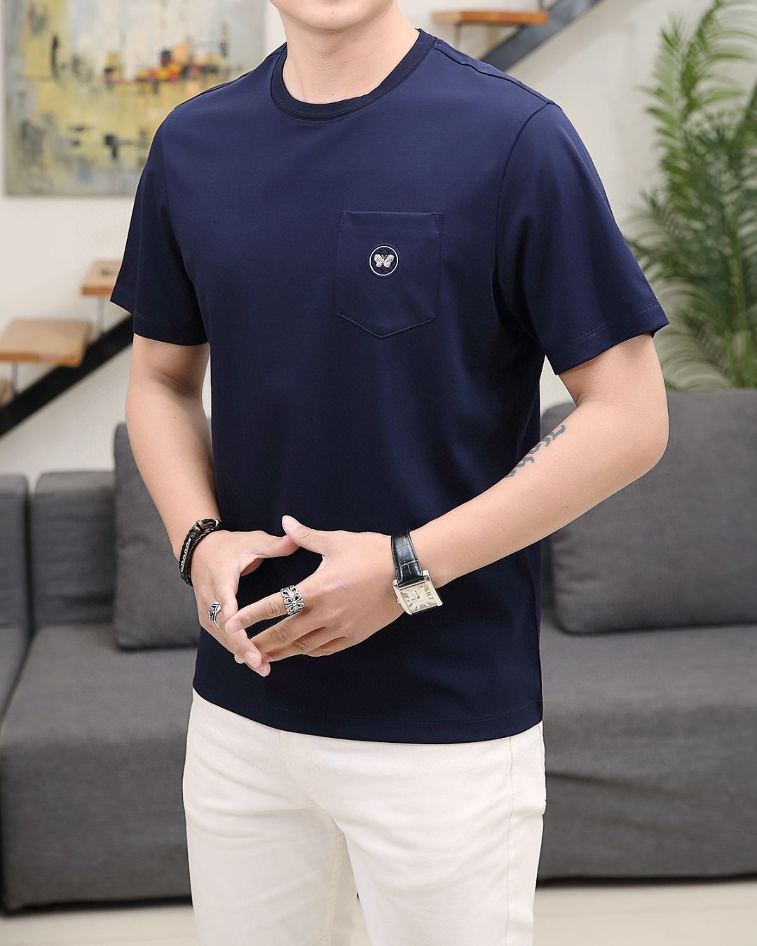NO:426893,BV 2025 summer new product fashionable round neck short sleeves are made of high-end Yuchan silk fabric. The classic round neck style is unique and cool. The luxurious classic jacquard logo design is versatile. Adhering to the traditional fashion charm of big brands, the unique line design exudes a strong British style, which is very modern and inherits the traditional concept. The precious fabric is smoother, the feel is soft, comfortable and breathable. The exquisite craftsmanship and three-dimensional tailoring style bring texture enjoyment. The counter size M-3XL was shipped on the same day!  ,,bottega veneta,T-shirt,alexander wang19860909BV 2025夏季新品时尚圆领短袖采用高档玉婵丝面料 经典圆领款式独特又清凉 奢华经典提花logo设计百搭气质 秉承大牌的传统时尚魅力,独有的线条设计散发着浓郁的英伦风情,极具现代感亦承袭了传统理念.珍贵面料更加光滑,手感柔顺舒适透气 精湛工艺,立体剪裁风格带来质感享受.专柜尺码M-3XL,当天出货！,,bottega veneta,T-shirt,alexander wang,Men's clothing