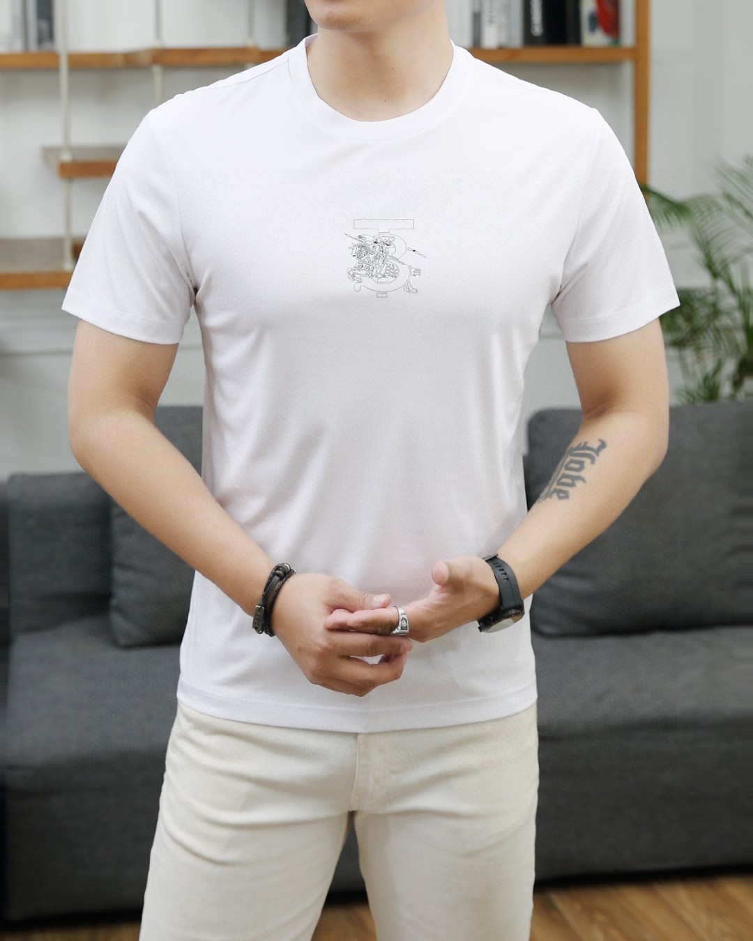 NO:426844,Burberry's new summer 2025 fashion round neck short sleeves are made of high-end Yuchan silk fabric. The classic round neck style is unique and cool. The luxurious classic jacquard logo design is versatile. Adhering to the traditional fashion charm of the big brand, the unique line design exudes a strong British style, which is very modern and inherits the traditional concept. The precious fabric is smoother, soft, comfortable and breathable. The exquisite craftsmanship and three-dimensional tailoring style bring texture enjoyment. The counter size M-3XL was shipped on the same day!  ,burberry,T-shirt,alexander wang19860909巴宝莉 2025夏季新品时尚圆领短袖采用高档玉婵丝面料 经典圆领款式独特又清凉 奢华经典提花logo设计百搭气质 秉承大牌的传统时尚魅力,独有的线条设计散发着浓郁的英伦风情,极具现代感亦承袭了传统理念.珍贵面料更加光滑,手感柔顺舒适透气 精湛工艺,立体剪裁风格带来质感享受.专柜尺码M-3XL,当天出货！,,burberry,T-shirt,alexander wang,Men's clothing