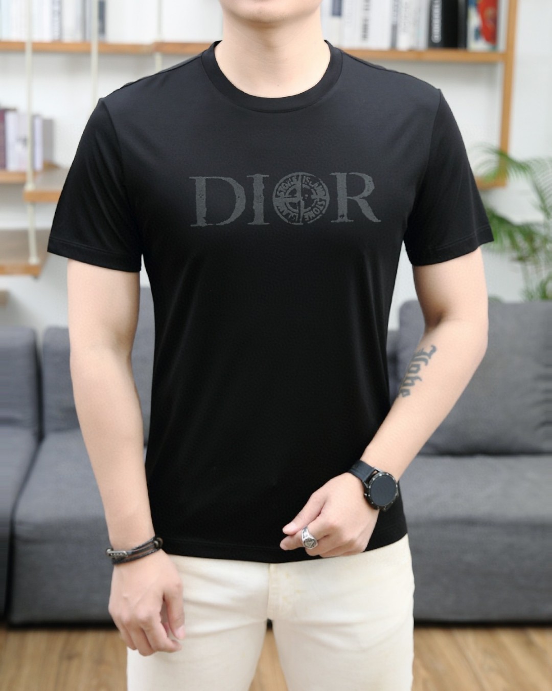 NO:423955,Dior 2025 summer new product fashionable round neck short sleeves are made of high-end Yuchan silk fabric. The classic round neck style is unique and cool. The luxurious classic jacquard logo design is versatile. Adhering to the traditional fashion charm of big brands, the unique line design exudes a strong British style, which is very modern and inherits the traditional concept. The precious fabric is smoother, soft, comfortable and breathable. The exquisite craftsmanship and three-dimensional tailoring style bring texture enjoyment. The counter size M-3XL was shipped on the same day!  ,dior,T-shirt,alexander wang19860909迪奥 2025夏季新品时尚圆领短袖采用高档玉婵丝面料 经典圆领款式独特又清凉 奢华经典提花logo设计百搭气质 秉承大牌的传统时尚魅力,独有的线条设计散发着浓郁的英伦风情,极具现代感亦承袭了传统理念.珍贵面料更加光滑,手感柔顺舒适透气 精湛工艺,立体剪裁风格带来质感享受.专柜尺码M-3XL,当天出货！,,dior,T-shirt,alexander wang,Men's clothing