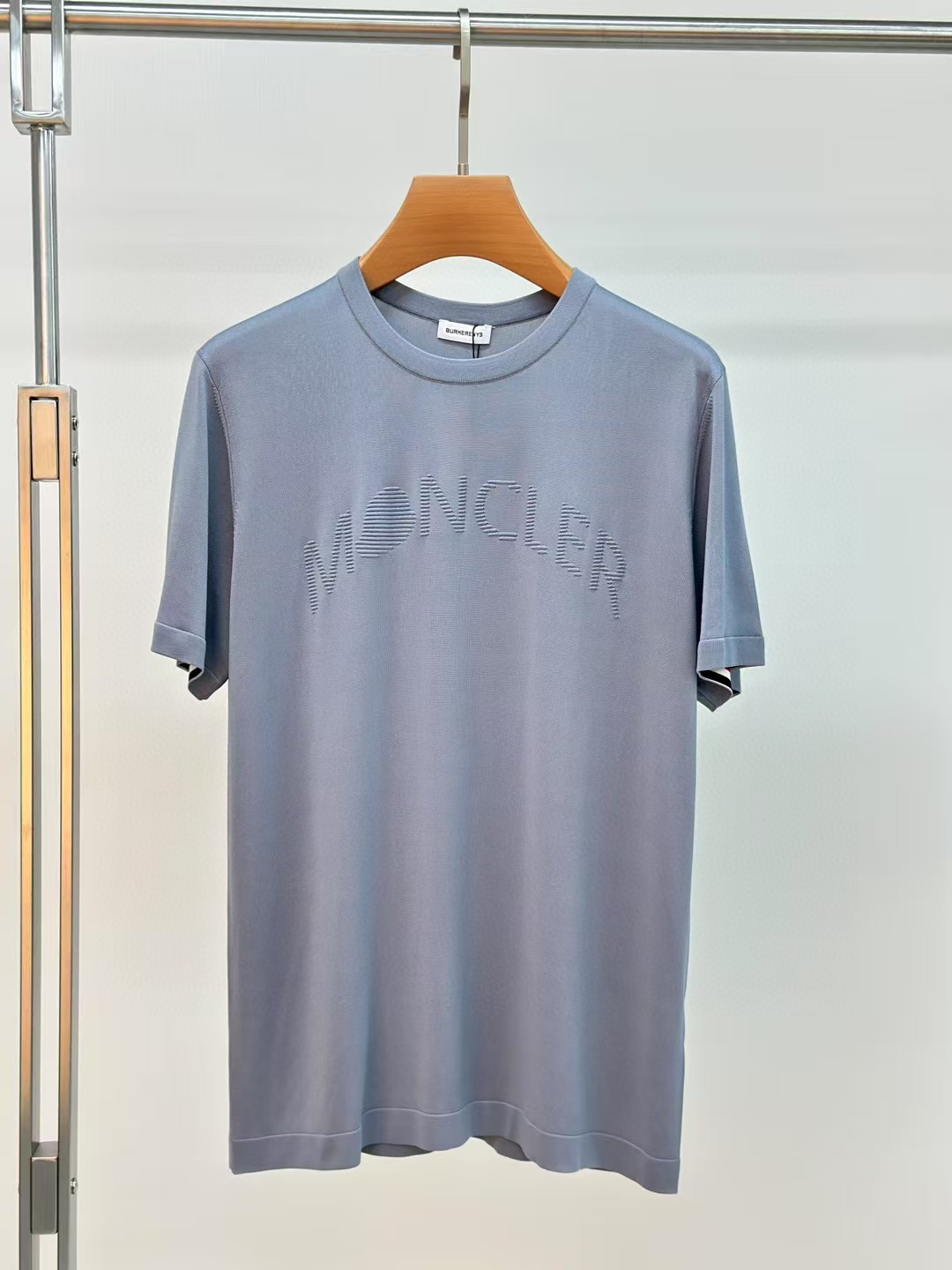 NO:423966,The 25-new summer product for men's round neck short sleeves!  The new ice-sensing silk fabric imported from Italy solves the problem that our ordinary cotton T is prone to wool after washing. It is called 'breathing fabric'. The texture is light, smooth and soft, soft and glutinous, with good drooping texture. The fabric surface is delicate and has the unique gentle luster of silk. The upper body has a good effect. The ribbed neckline is customized, and the elasticity is difficult to deform; the cuffs are contrasting dotted, which shows the highlights on simple clothes, making the upper body look simple but not simple!  Color: Green Size M-3XL, Moncler, T-shirt, real silk, alexander wang19860909蒙口 25夏季新品男士圆领短袖！意大利进口冰感丝面料新款冰感丝T,从源头解决了我们普通棉T洗涤后易起毛走样的问题,被称为“会呼吸的面料”,质地轻薄,光滑柔软,手感软糯,垂感好,布面肌理细腻,自带真丝特有的温柔光泽,上身效果好,定制了罗纹领口,弹力好不易变形；袖口做撞色虚线设计,在简单衣服展现了亮点,让衣服上身看起来简约而不简单！颜色:绿色 尺码M-3XL,,Moncler,T-shirt,real silk,alexander wang,Men's clothing