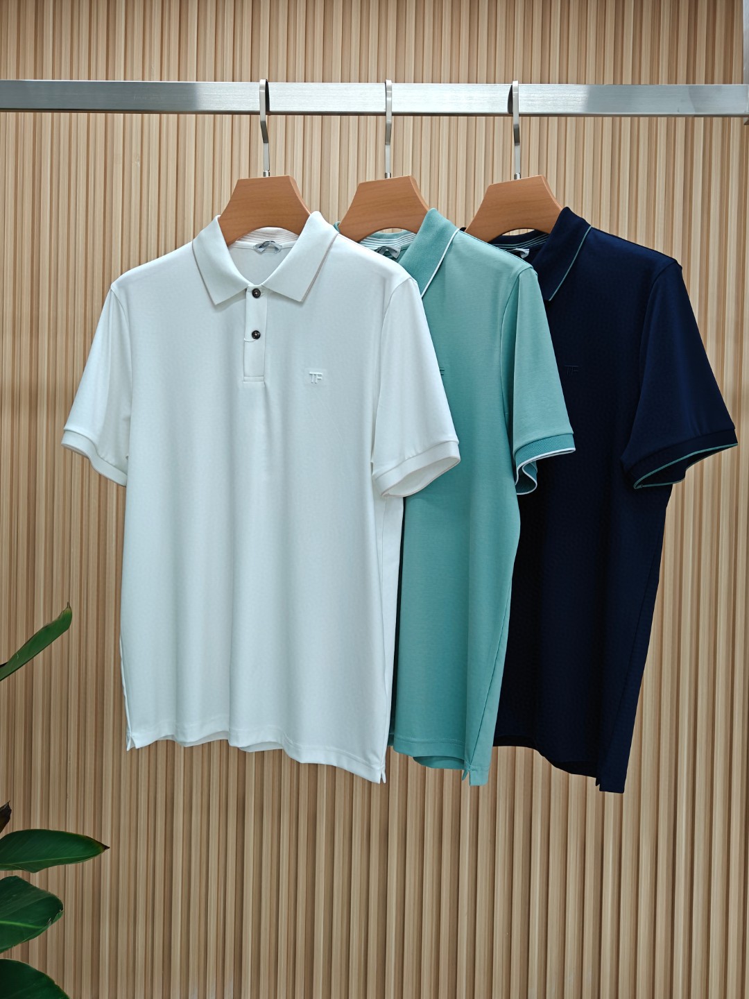 NO:424023,High-quality TF 2025 spring and summer counter latest top-grade mulberry silk short-sleeved polo shirt lapel T-shirt high-end customization and avant-garde design!  Heavy craft design, high-end customized fabric, soft feel, comfortable to wear, exquisite counter-level car line, fine workmanship, invincible and handsome upper body effect!  A must-have item for handsome men!  Number of code M-3XL (140 catties wear L slim fit, maximum wear 190 catties),,tom ford,T-shirt,tees,t-shirt,alexander wang19860909高品质 TF 2025春夏专柜最新款顶级桑蚕丝短袖polo衫翻领T恤 高端订制 设计前卫！重工艺设计 高端订制面料.手感柔软.穿着舒适.专柜级别精致车线.做工精细.上身效果无敌帅气！型男必备单品！码数M-3XL（ 140斤穿L修身 最大穿190斤）,,tom ford,T-shirt,tees，t-shirt,alexander wang,Men's clothing