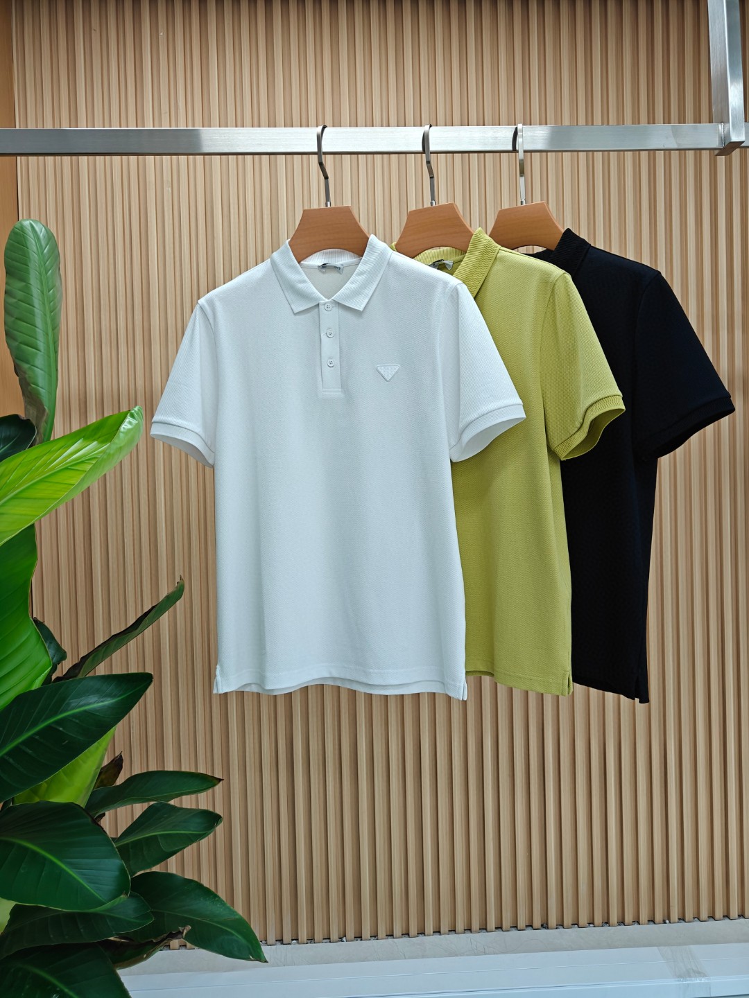 NO:423938,High-quality Prada 2025 spring and summer counter latest top-grade mulberry silk short-sleeved polo shirt lapel T-shirt high-end customization and avant-garde design!  Heavy craft design, high-end customized fabric, soft feel, comfortable to wear, exquisite counter-level car line, fine workmanship, invincible and handsome upper body effect!  A must-have item for handsome men!  Number of code M-3XL (140 catties wear L slim fit, maximum wear 190 catties), prada, T-shirt, tees, t-shirt, alexander wang19860909高品质 普拉达 2025春夏专柜最新款顶级桑蚕丝短袖polo衫翻领T恤 高端订制 设计前卫！重工艺设计 高端订制面料.手感柔软.穿着舒适.专柜级别精致车线.做工精细.上身效果无敌帅气！型男必备单品！码数M-3XL（ 140斤穿L修身 最大穿190斤）,,prada,T-shirt,tees，t-shirt,alexander wang,Men's clothing