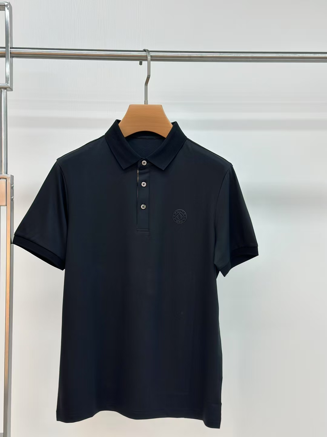 NO:423956,High-quality Fendi Spring and Summer Counter Latest Top Mulberry Silk Short-sleeved Polo Sweater Lapel T-shirt High-end Customized Design Avant-garde!  Heavy craft design, high-end customized fabric, soft feel, comfortable to wear, exquisite counter-level car line, fine workmanship, invincible and handsome upper body effect!  A must-have item for handsome men!  Number of code M-3XL (178 140 catties wear L slim fit maximum wear 190 catties), fendi, T-shirt, tees, t-shirt, alexander wang19860909高品质 芬迪 春夏专柜最新款顶级桑蚕丝短袖polo衫翻领T恤 高端订制 设计前卫！重工艺设计 高端订制面料.手感柔软.穿着舒适.专柜级别精致车线.做工精细.上身效果无敌帅气！型男必备单品！码数M-3XL（178 140斤穿L修身 最大穿190斤）,,fendi,T-shirt,tees，t-shirt,alexander wang,Men's clothing