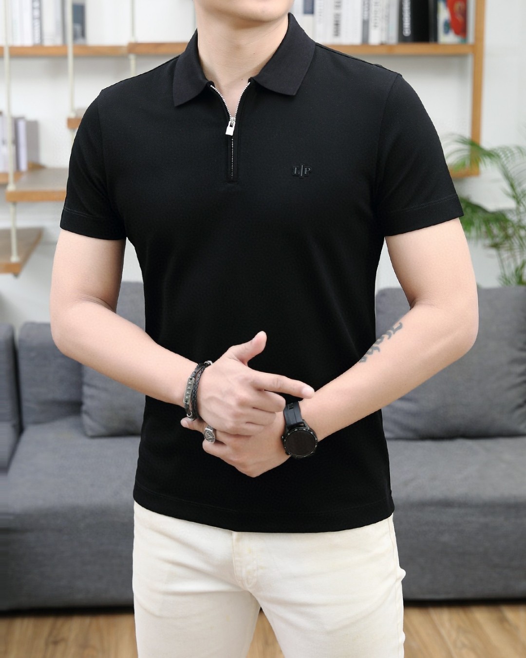 NO:432983,The new LP spring and summer models are coming~~ Recommended by old money and upstarts!  Today I recommend his versatile classic POLO shirt!  Classic styles every year. A style that can be matched well for business commuting. Chest logo embroidery, classic three-pin buckle, details of the turtle back, inner logo, a combination of style. There is no excessive decoration and embellishment. The fabric is exquisite and easy to match as the overall design. The fabric is made of customer-supplied woven. Mercerized bead floor fabric, skin-friendly and breathable. At the same time, the fabric is very backbone, the upper body is crisp and stylish, and the hardware and auxiliary materials are all in full. Color Black and white. Number M-3XL. Try on 172-wearing L slim feel, loro piano, alexander wang19860909LP 春夏新款来袭～～老钱新贵推荐！今天推荐他家百搭经典POLO衫 ！年年经典款式 商务通勤都能很好搭配的一款 .胸口标志刺绣 经典三粒扣 龟背的细节 内里标志 合体的版型.没有过多的装饰点缀 以版型面料考究易于搭配 作为整体设计 面料采用客供定织 丝光珠地面料,亲肤透气同时,面料很有骨干,上身挺括有型,五金辅料全品相 颜色 黑色 白色 码数M-3XL 试穿172-穿L修身感,,loro piana,alexander wang,Men's clothing