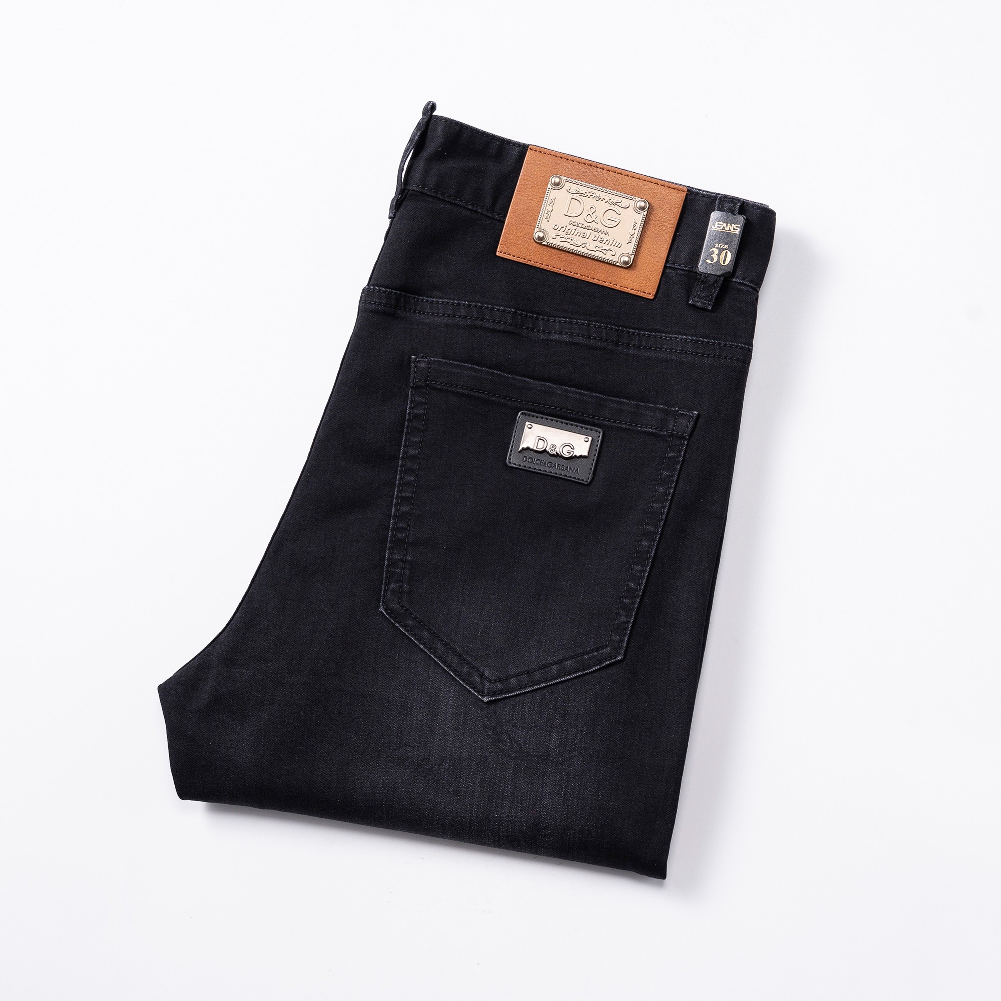 NO:439902,DG Men's Jeans Original Original Clothing Original Wash Water!  Imported original wash elastic fabrics, complex handicrafts superimposed, any wash process will become a completely different color effect after a few more seconds, so it is more precious, especially long-lasting and odor-resistant... Use the best tannin elastic texture, genuine leather leather cards, high-quality metal accessories... to create a unique and original jeans style!  Original hardware accessories, super positive style, comfortable and breathable, extremely high grade, counter quality, and handsome upper body. Number of 29-38, jeans, alexander wang19860909DG 男士牛仔裤原厂原布原洗水！进口原版水洗弹力面料,复杂的手工艺叠加,任何一个洗水环节多停留几秒都会变成完全不一样的颜色效果,所以越加珍贵,特别持久、耐味…… 选用上乘的丹宁弹力质感,真皮皮牌、高定的金属辅料……打造出独特及原创的牛仔裤款型！原版五金辅料,版型超正,舒适透气,档次极高,专柜品质,上身帅气十足. 码数29-38,,jeans,alexander wang,Men's clothing