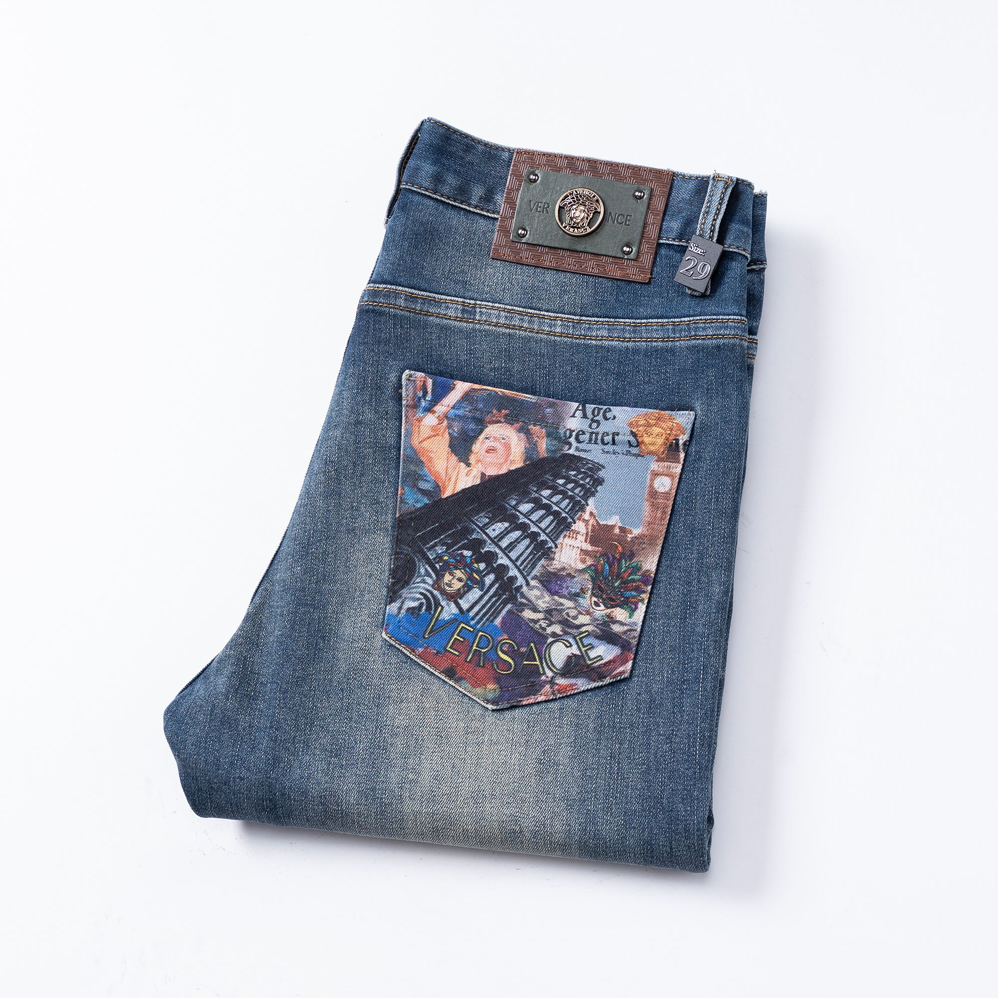 NO:596126,Versace's 2025 autumn and winter new styles are now on the market. The original hot-selling small straight jeans are super customized, with original hardware, customized craftsmanship, awesome styles and impeccable details!  The style is not picky, very high-end, good stuff waits for no one, hurry up and get it if you like it, sizes 28-38, versace, jeans, alexander wang19860909范思哲 2025秋冬新款现货上市,原单爆款小直筒牛仔裤超级定制款,原版五金,定制工艺,版型超赞细节做工无可挑剔！款式不挑人,特别高档,好货不等人,看中赶紧下手,尺码28-38,,versace,jeans,alexander wang,Men's clothing