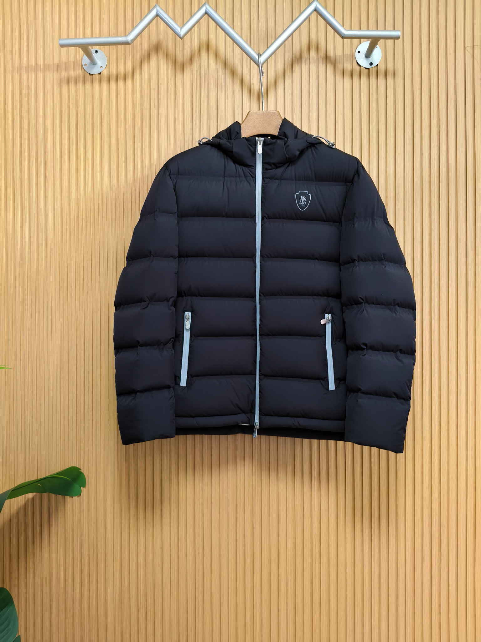 NO:598597,Autumn and winter down Brunello Cucinelli 25 autumn and winter stand collar down jacket BC This jacket uses high-quality down filling technology and is processed through multiple processes to ensure that the down is evenly distributed and fully fluffy to ensure warmth; it improves durability and optimizes the wearing experience. This jacket adopts a hooded design, which fits the neck and blocks the cold wind; it has Brunello on the chest  Cucinelli's iconic logo decorative printing enhances brand recognition and fashion sense; Contrasting zipper pockets are configured on both sides for convenient storage of small items, which is both beautiful and practical. The horizontal quilting design adds a sense of layering and three-dimensionality, suitable for daily leisure, fjj urban commuting and other scenarios. Size: 48 50 52 54 56 Color black green, brunello cucinelli, jackets & coats, down jacket, hats, alexander  wang19860909秋冬羽绒Brunello Cucinelli25秋冬款立领羽绒外套 BC这款外套采用高品质羽绒填充工艺,经多道工序处理,确保羽绒均匀分布、充分蓬松,保障保暖性；提升耐用度,优化穿着体验. 这款外套版型采用连帽设计,贴合颈部,阻挡冷风灌入；前胸及有Brunello Cucinelli标志性logo装饰印花,提升品牌辨识度与时尚感；两侧配置撞色拉链口袋,方便存放小物件,兼具美观与实用性.横格绗缝设计,又增添层次感与立体感,适配日常休闲、fjj都市通勤等多种场景. 码数:48 50 52 54 56 颜色黑色 绿色,,brunello cucinelli,jackets & coats,down jacket,hats,alexander wang,Men's clothing