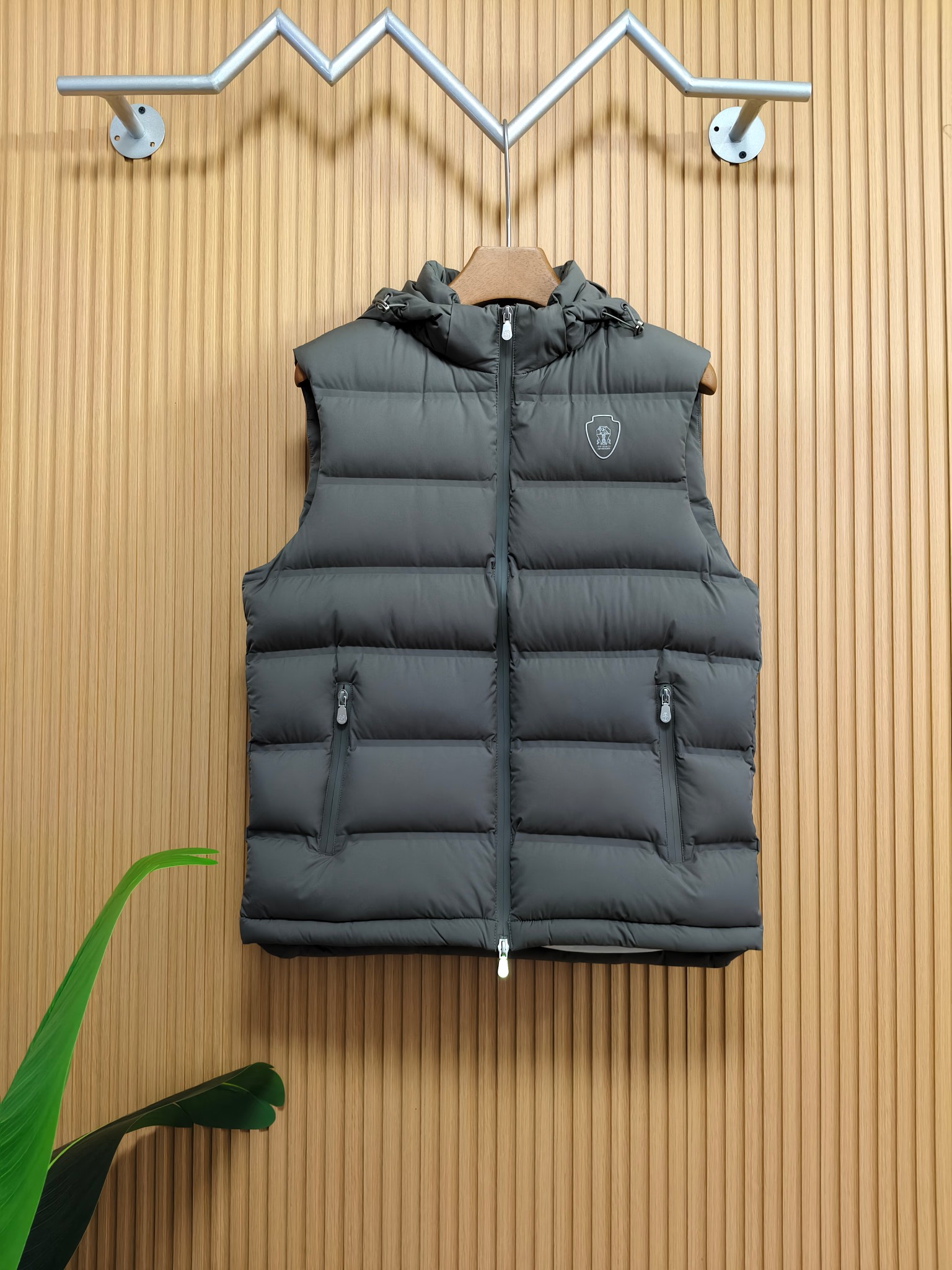 NO:598599,Down Jacket Brunello Cucinelli 25 Autumn and Winter Down Vest BC's autumn and winter vest is made of high-quality down filling technology. The whole garment is made of high-quality 90 national standard white duck down. The upper body is light and has no weight-bearing feeling. It has high hollowness and fluffiness. It has good resilience and can hold a large amount of air, effectively blocks cold air and stores warmth. It has strong lightness and insulation properties, strong temperature locking, and is as light as clouds. The hooded style is both fashionable and practical. The sleeveless vest style is simple and neat, easy to layer and match. It is suitable for a variety of scenes, such as daily leisure, outdoor light sports, etc., creating a casual and casual style. Size 48 50 52 54 56 Color black green, brunello cucinelli, down jacket, hats, alexander wang19860909羽绒服 Brunello Cucinelli25秋冬款羽绒马甲 BC秋冬款的马甲采用高品质羽绒填充工艺,全衣采用高品质90国标白鸭绒,上身轻盈无负重感中空度高,蓬松性.回弹性好, 能含住大量的空气感,有效阻隔冷空气,储存温暖,有很强的轻盈、保温特性,強效锁温,轻似云朵. 采用连帽款式,兼具时尚感与实用性,无袖马甲版型,简约利落,便于叠穿搭配,适配多种场景,如日常休闲、户外轻运动等,打造休闲随性风格. 码数48 50 52 54 56 颜色黑色 绿色,,brunello cucinelli,down jacket,hats,alexander wang,Men's clothing