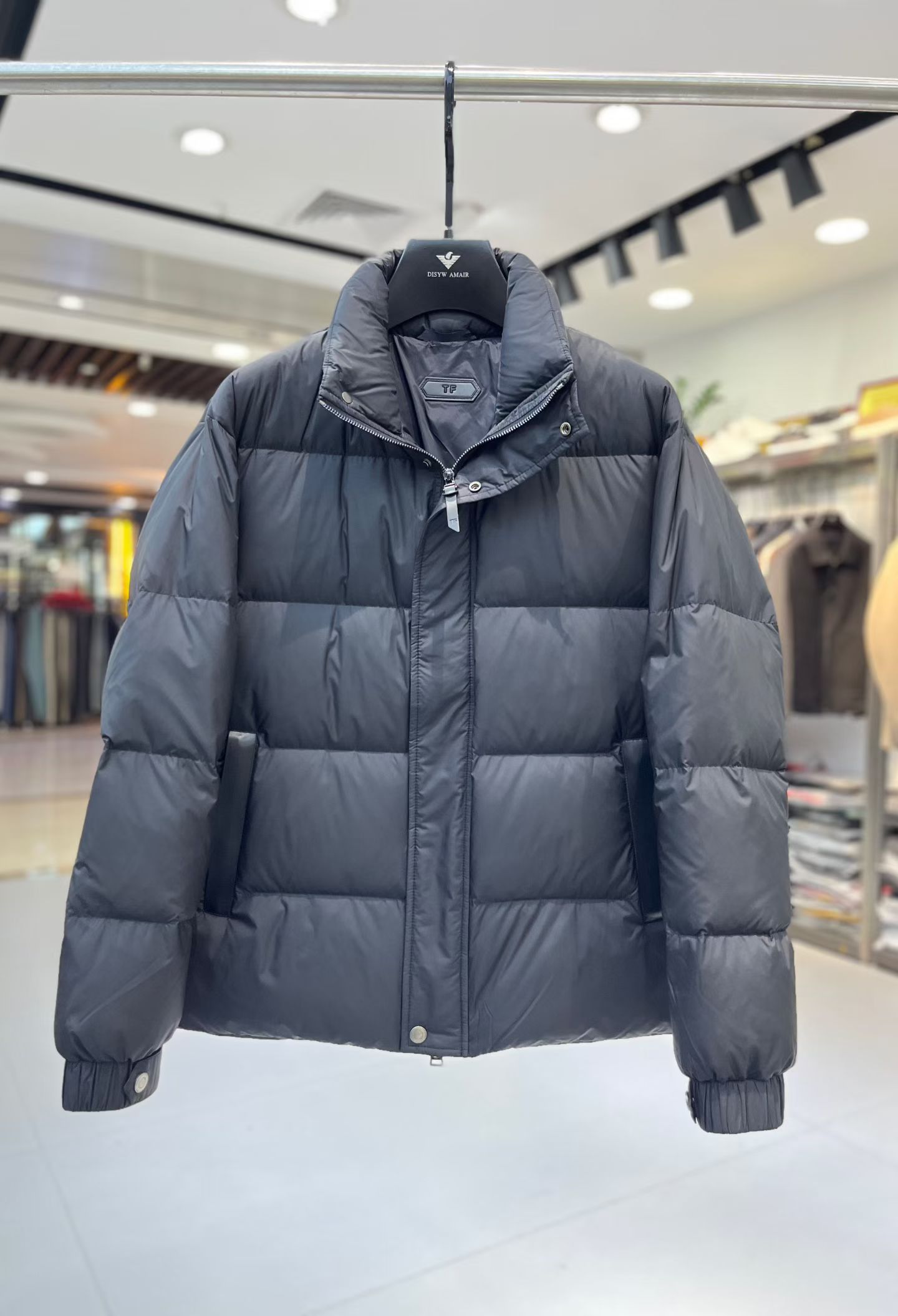 NO:596586,TOM FOR* FW new autumn and winter product, men's Italian light luxury 90 white duck down stand-up collar and leather design mid-length down jacket!  Trading company channels are scarce, and GW is on sale simultaneously!  Relying on its stylized appearance, TF quickly developed in the international fashion circle with its unique sexy, uninhibited, trendy and fashionable brand style. In just a few years, it has successfully become a first-line international luxury brand!  The imported 13 ray cotton 87 polyester fiber blend material is used, which has excellent wear resistance and wrinkle resistance. The high energy of TF lies not only in the precise control of cutting and fabrics, but also in the fact that the designer himself is very expert in showing charm value!  The inner checkered quilted down filling is made of 90 white duck down. Its high and uniform down filling content makes the down jacket fluffy and full, with good warmth and temperature locking properties. The overall style is simple and clean, but without losing the luxury charm of the brand. The loose tailoring brings  It has a casual feel, and the stand-up collar design can protect your neck to the extreme and ensure that cold wind does not invade. The stand-up collar design decorated with natural cow leather details is more luxurious. The double slip pockets are equipped with webbing edges and snap-button stack plackets, which can not only block the cold wind, but also keep you warm.  The knitted jacquard rib cuff design not only increases the windproof and warm function, but also gives people a comfortable and skin-friendly touch. The anti-static, anti-drilling silky and thin lining and the long front and short back fit better fit the body shape, allowing you to easily cope with the cold winter weather. TF  The details of the stand-up collar down jacket highlight its excellent quality, keeping you warm and fashionable. Whether it is daily leisure or social occasions, it can become your highlight. Choose the TF stand-up collar down jacket now, so that you can enjoy warmth and beauty in the cold winter!  Item No. 66100 Size 48/M-56/3XL 48 Shoulder width 49 Bust 112 Dress length 74 Sleeve length 61 50 Shoulder width 51 Bust 116 Dress length 75 Sleeve length 62 52 Shoulder width 53 Bust 120 Dress length 76 Sleeve length 63 54 Shoulder width 55 Bust 124 Dress length 77 Sleeve length 64 56  Shoulder width 57, bust 128, length 78, sleeve length 65,,tom ford,tom ford,fendi,jackets & coats,down jacket,cowhide,alexander wang19860909TOM FOR* FW秋冬新品,男士意式轻奢90白鸭绒立领拼皮设计中长款羽绒服外套！贸易公司渠道稀出,同步GW发售！依凭风格化出圈的TF,以独到的性感不羁、潮流时尚的品牌风范,迅速在国际时尚圈发展起来,不过短短几年时间,就已经成功跻身于国际一线奢侈品牌！ 选用客供进口13人棉87聚酯纤维混纺材质,耐磨抗皱性能相当出色.TF的高能点,并不止在于对裁剪和面料的精准把控,而在于设计师本人对于展现魅力值这件事非常行家！内里方格绗缝羽绒填充选用了90白鸭绒,其高且均匀的充绒含量使羽绒服蓬松饱满,具有良好的保暖锁温性能.整体风格简洁干净,但又不失品牌的奢华魅力.宽松的剪裁带来休闲感,而立领设计则能极致呵护您的颈部,确保冷风不侵入.天然牛皮革细节装饰的立领设计更显奢华.双插袋配备织带锁边和按扣叠门襟,不仅可以阻挡寒风,还能保持温暖.针织提花罗纹袖口设计不仅增加了防风保暖功能,还给人舒适亲肤的触感.防静电、防钻绒的丝滑轻薄里布和前长后短的版型更加贴合身形,让您轻松应对寒冷的冬季天气.TF家立领羽绒服的细节感彰显其卓越品质,让您既保暖又时尚.无论是日常休闲还是社交场合,它都能成为您的亮点.现在就选择TF家立领羽绒服,让您在冷冬中享受暖意和美丽！货号66100 尺码48/M-56/3XL 48 肩宽49胸围112衣长74袖长61 50 肩宽51胸围116衣长75袖长62 52 肩宽53胸围120衣长76袖长63 54 肩宽55胸围124衣长77袖长64 56 肩宽57胸围128衣长78袖长65,,tom ford,tom ford,fendi,jackets & coats,down jacket,cowhide,alexander wang,Men's clothing