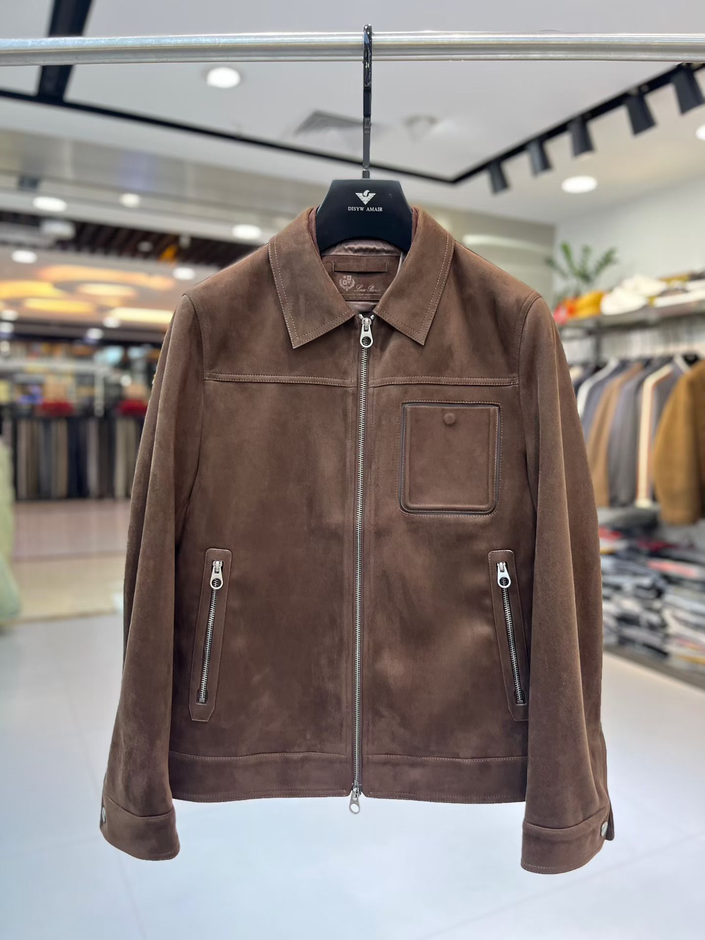 NO:596573,L's new autumn and winter suede lapel jacket and elk leather jacket!  Trading company channels are rare, leading official website sales!  Men's high-end urban style stand-collar jacket. A favorite among platinum-level connoisseurs!  Characterized by thermal elements, smooth and delicate suede fabric, original fabric, a graceful item with unparalleled temperament!  When I encounter such an excellent product, I am willing to call it the strongest!  The style of this stand-up collar jacket is very distinctive and unique, with three-dimensional embroidery details and engraved metal pulls, showing a fashionable atmosphere, emphasizing the classic soul texture, highlighting the beauty of luxury fashion!  This style really has a natural high-street beauty, which can meet all your dressing needs and let you look down on the whole world with fashion!  Smooth and delicate suede fabric, stiff and comfortable, soft texture, simple lines and silhouettes are easy to wear with a decent and elegant texture. The suede texture has a retro feel and a strong autumn and winter flavor. The rich but unobtrusive ease shows the affinity and high-end sense of the clothing!  Heavy texture, full of exquisite details, loose and elegant, full of silhouette and layering. Excellent shape, unparalleled upper body effect, destined to be an excellent styling item for the street, and the number of repeat customers will be high!  Two colors are black and brown Size: 48-56 48 length 66 shoulder width 47 bust 112 sleeve length 63 50 length 67 shoulder width 48 bust 116 sleeve length 64 52 length 68 shoulder width 49 bust 120 sleeve length 65 54 length 69 shoulder width 50 bust 124 sleeve length 66  56 length 70 shoulder width 51 bust 128 sleeve length 67,,jackets & coats,jackets & coats,chamois leather,alexander wang19860909L秋冬新款麂皮绒翻领夹克 麋鹿皮夹克外套！贸易公司渠道稀出,领先官网发售！男士高端都市风尚立领外套.白金级品鉴心水之物！热元素刻画,顺滑细腻的麂皮绒面料,原版面料,一款气质绝伦的妙曼单品！ 遇到一款如此的绝佳产物,我愿意称之其为最强！此款立领夹克的风格十分之鲜明独特,立体绣花细节,刻字金属拉头,彰显时髦气息,着重强调经典的灵魂质感,凸显奢华时尚之美！此款真的有着浑然天成的高街美感,满足你的一切穿搭所需,让你用潮流俯视整个世界！ 顺滑细腻的麂皮绒面料,挺括舒适,质地柔软,简洁的线条廓形容易穿出得体优雅的质感,麂皮绒质地具有复古感和浓浓秋冬气息的颜色,浓郁却不张扬的轻松就展现出了服装的亲和力和高级感！重磅质感,细节精致感十足,宽松有范,廓形、层次感十足.版型绝佳,上身效果无与伦比,注定属于出街的优秀造型单品,回头率爆表！ 两色入黑色 咖色 尺码:48-56 48衣长66肩宽47胸围112袖长63 50衣长67肩宽48胸围116袖长64 52衣长68肩宽49胸围120袖长65 54衣长69肩宽50胸围124袖长66 56衣长70肩宽51胸围128袖长67,,jackets & coats,jackets & coats,chamois leather,alexander wang,Men's clothing