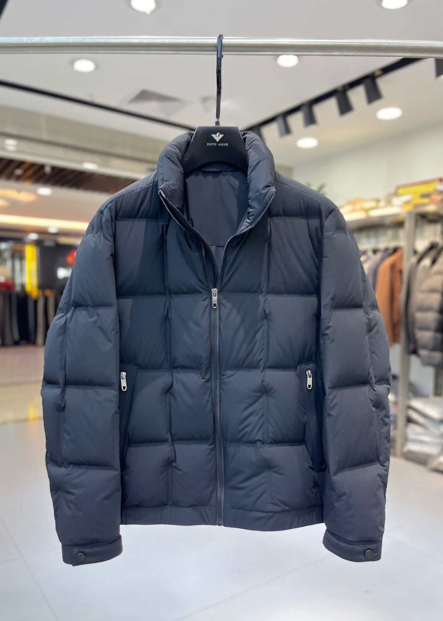 NO:596582,Ermenegildo Zegna's latest fashionable down jacket, stand-collar down jacket, top-notch popular down jacket for winter, classic logo popular warm down jacket, 90# white duck down filling, every detail shows craftsmanship, and enough advanced structural tailoring design changes to show men's diverse image changes, slim and neat, tailoring, to meet the current popular multi-layered outfits, versatile styles for life!  Size M-3XL,,zegna,jackets & coats,down jacket,alexander wang19860909杰尼亚 最新款时尚羽绒外套立领羽绒服,冬季顶级爆款羽绒服,经典logo爆款保暖羽绒服,90#白鸭绒填充,处处细节显工艺足够的高级结构性剪裁的设计改变来展现男士多样的形象变化,修身利落、剪裁合体,满足时下正流行的多层次穿搭,生活百搭款式！ 码数M-3XL,,zegna,jackets & coats,down jacket,alexander wang,Men's clothing
