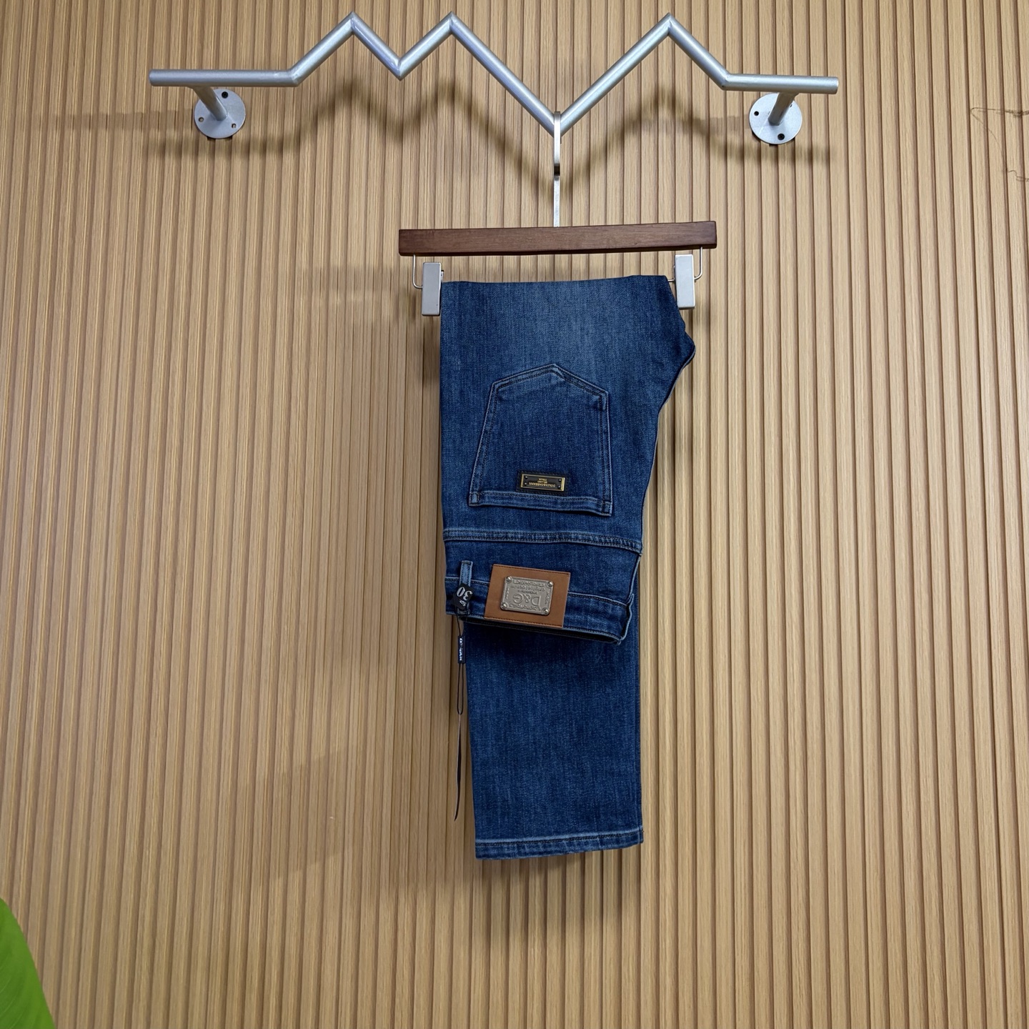 NO:648408,DG's new autumn and winter new products are available at counters. The best jeans counters in physical stores are original 1:1 good products, suitable for all ages. The highest version of European imported fabrics on the market. Comfortable, soft and skin-friendly, with super upper body effects. Fashionable and versatile, straight and stylish, a wardrobe must-have!  Suitable for any occasion. Sizes: 29-38, jeans, alexander wang19860909DG 新款来袭秋冬新款新品 专柜有售 实体店极品牛仔裤专柜原版1:1好货,适合各个年龄段.市场最高版本的欧洲进口面料.舒适柔软亲肤,上身效果超级棒时尚百搭,笔挺有型,衣橱必备！适合任何场合穿着 尺码:29-38,,jeans,alexander wang,Men's clothing