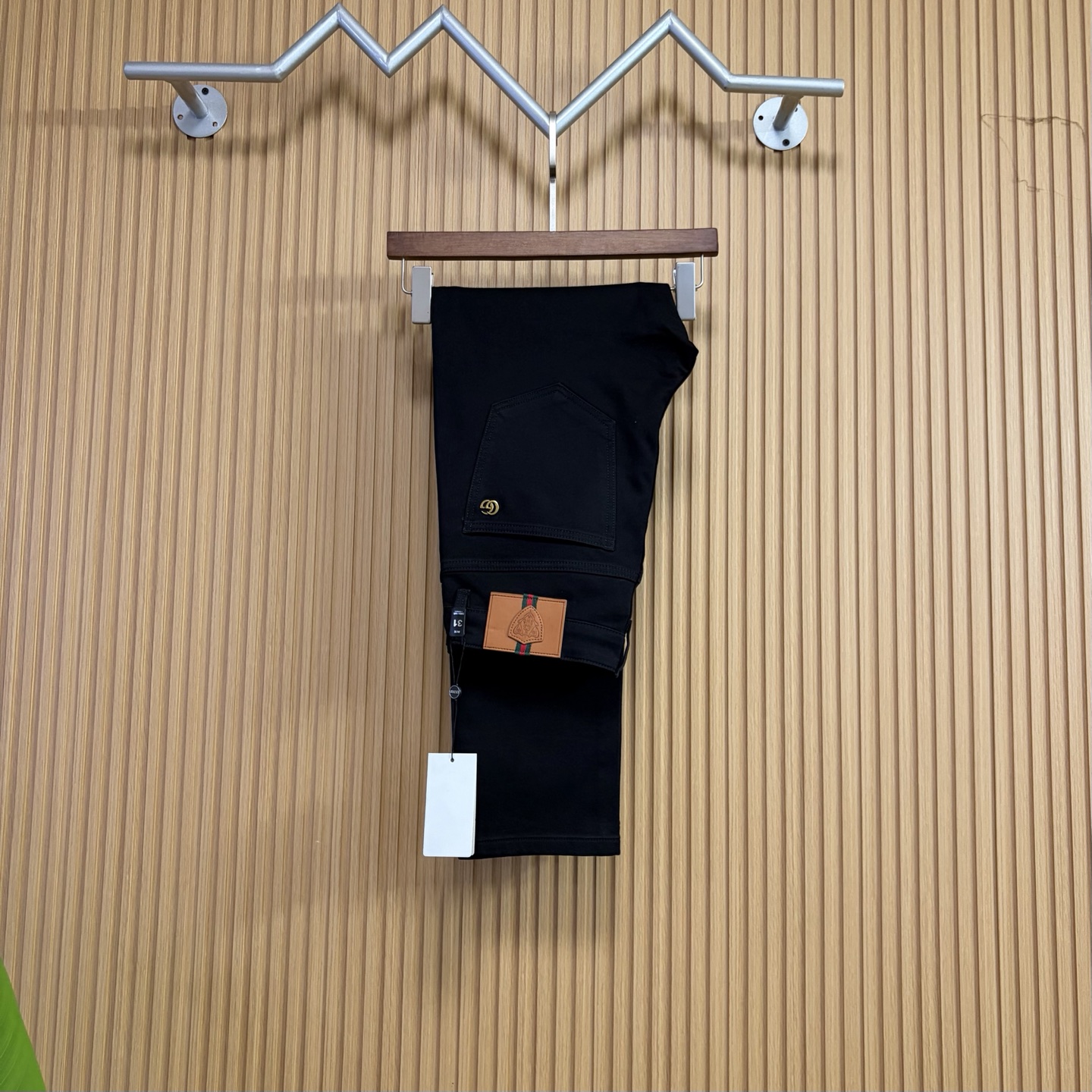 NO:648404,Gucci's new autumn and winter new products are available at the counter. The best jeans counter in the physical store is the original 1:1 good product, suitable for all ages. The highest version of European imported fabrics on the market. Comfortable, soft and skin-friendly, the upper body effect is super fashionable and versatile, straight and stylish, a wardrobe must-have!  Suitable for any occasion. Sizes: 29-38, gucci, jeans, alexander wang19860909古驰 新款来袭秋冬新款新品 专柜有售 实体店极品牛仔裤专柜原版1:1好货,适合各个年龄段.市场最高版本的欧洲进口面料.舒适柔软亲肤,上身效果超级棒时尚百搭,笔挺有型,衣橱必备！适合任何场合穿着 尺码:29-38,,gucci,jeans,alexander wang,Men's clothing