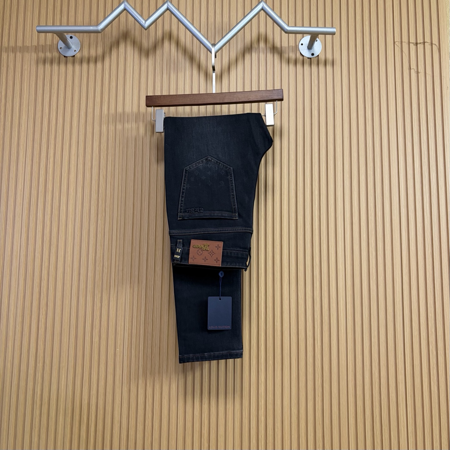 NO:648389,LV's new autumn and winter new products are available at counters. The best jeans counters in physical stores are original 1:1 good products, suitable for all ages. The highest version of European imported fabrics on the market. Comfortable, soft and skin-friendly, with super upper body effect, fashionable and versatile, straight and stylish, a wardrobe must-have!  Suitable for any occasion. Sizes: 29-38, Louis Vuitton, Jeans, Alexander Wang19860909LV 新款来袭秋冬新款新品 专柜有售 实体店极品牛仔裤专柜原版1:1好货,适合各个年龄段.市场最高版本的欧洲进口面料.舒适柔软亲肤,上身效果超级棒时尚百搭,笔挺有型,衣橱必备！适合任何场合穿着 尺码:29-38,,louis vuitton,jeans,alexander wang,Men's clothing