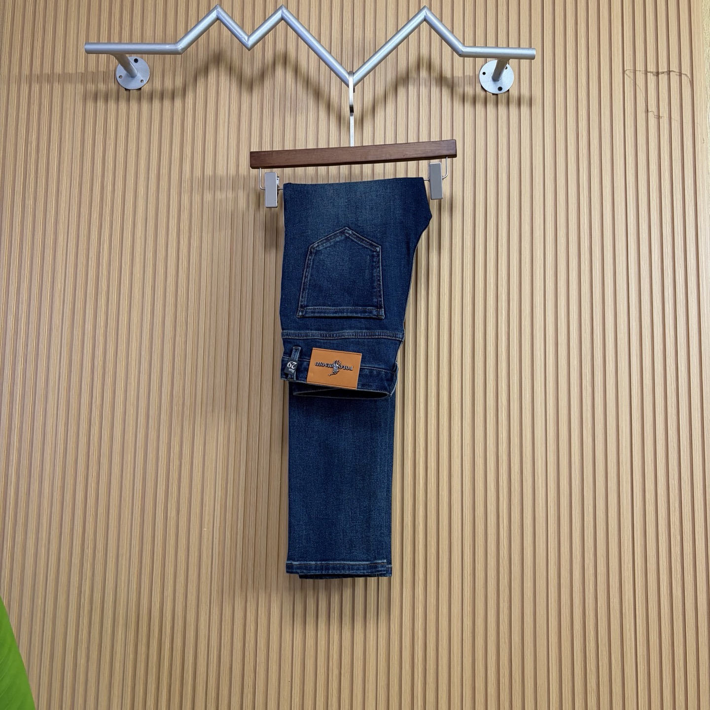 NO:648393,Polo's new autumn and winter new products are available at counters. The best jeans counters in physical stores are original 1:1 good products, suitable for all ages. The highest version of European imported fabrics on the market. Comfortable, soft and skin-friendly, with super upper body effect, fashionable and versatile, straight and stylish, a wardrobe must-have!  Suitable for any occasion. Sizes: 29-38, jeans, alexander wang19860909Polo 新款来袭秋冬新款新品 专柜有售 实体店极品牛仔裤专柜原版1:1好货,适合各个年龄段.市场最高版本的欧洲进口面料.舒适柔软亲肤,上身效果超级棒时尚百搭,笔挺有型,衣橱必备！适合任何场合穿着 尺码:29-38,,jeans,alexander wang,Men's clothing