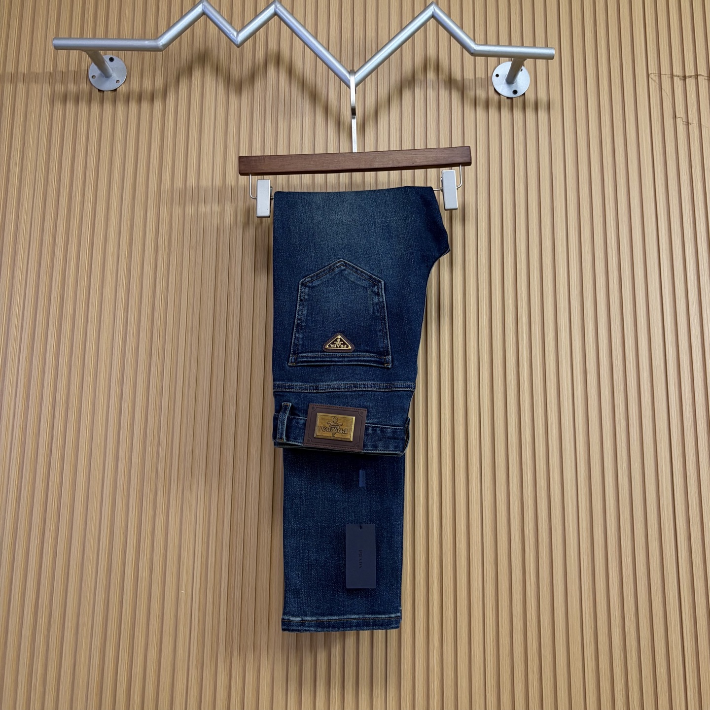 NO:648397,Prada's new autumn and winter new products are available at counters. The best jeans counters in physical stores are original 1:1 good products, suitable for all ages. The highest version of European imported fabrics on the market. Comfortable, soft and skin-friendly, with super upper body effects. Fashionable and versatile, straight and stylish, a wardrobe must-have!  Suitable for any occasion. Sizes: 29-38, prada, jeans, alexander wang19860909普拉达 新款来袭秋冬新款新品 专柜有售 实体店极品牛仔裤专柜原版1:1好货,适合各个年龄段.市场最高版本的欧洲进口面料.舒适柔软亲肤,上身效果超级棒时尚百搭,笔挺有型,衣橱必备！适合任何场合穿着 尺码:29-38,,prada,jeans,alexander wang,Men's clothing