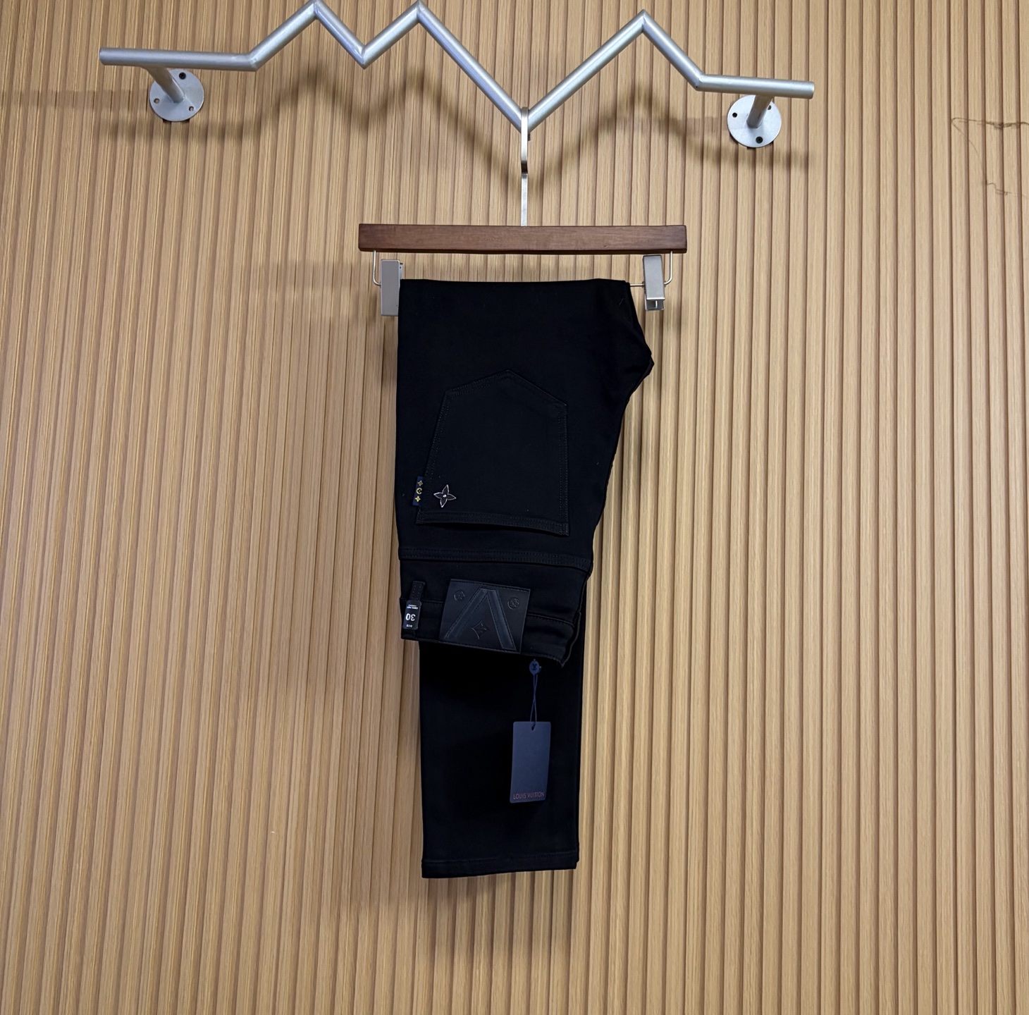 NO:648403,LV's new autumn and winter new products are available at counters. The best jeans counters in physical stores are original 1:1 good products, suitable for all ages. The highest version of European imported fabrics on the market. Comfortable, soft and skin-friendly, with super upper body effect, fashionable and versatile, straight and stylish, a wardrobe must-have!  Suitable for any occasion. Sizes: 29-38, Louis Vuitton, Jeans, Alexander Wang19860909LV 新款来袭秋冬新款新品 专柜有售 实体店极品牛仔裤专柜原版1:1好货,适合各个年龄段.市场最高版本的欧洲进口面料.舒适柔软亲肤,上身效果超级棒时尚百搭,笔挺有型,衣橱必备！适合任何场合穿着 尺码:29-38,,louis vuitton,jeans,alexander wang,Men's clothing