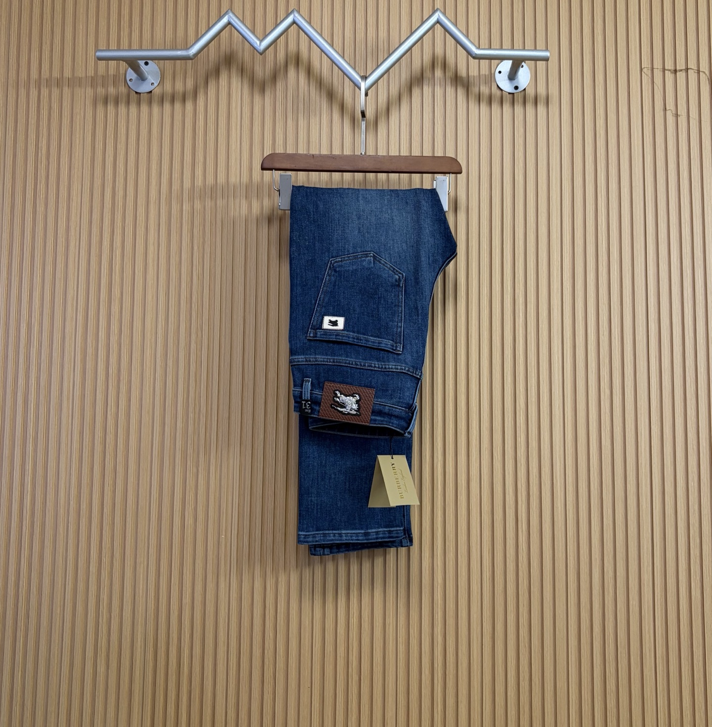 NO:648417,Burberry's new autumn and winter new products are available at counters. The best jeans counters in physical stores are original 1:1 good products, suitable for all ages. The highest version of European imported fabrics on the market. Comfortable, soft and skin-friendly, with super upper body effect, fashionable and versatile, straight and stylish, a wardrobe must-have!  Suitable for any occasion. Sizes: 29-38, burberry, jeans, alexander wang19860909巴宝莉 新款来袭秋冬新款新品 专柜有售 实体店极品牛仔裤专柜原版1:1好货,适合各个年龄段.市场最高版本的欧洲进口面料.舒适柔软亲肤,上身效果超级棒时尚百搭,笔挺有型,衣橱必备！适合任何场合穿着 尺码:29-38,,burberry,jeans,alexander wang,Men's clothing