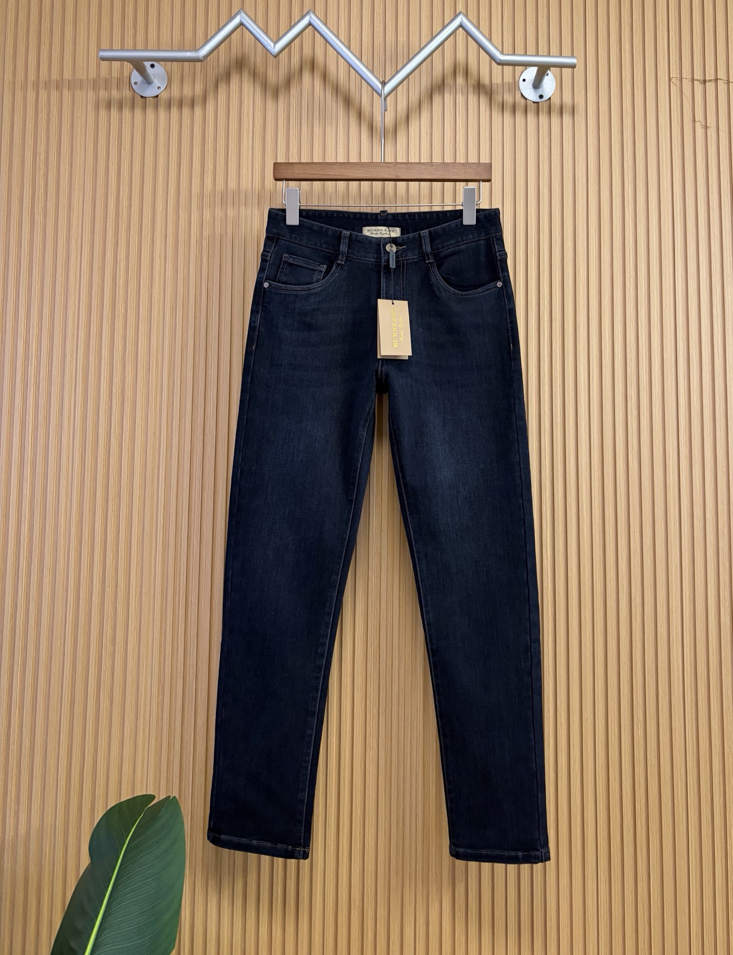 NO:648409,Burberry's new autumn and winter new products are available at counters. The best jeans counters in physical stores are original 1:1 good products, suitable for all ages. The highest version of European imported fabrics on the market. Comfortable, soft and skin-friendly, with super upper body effect, fashionable and versatile, straight and stylish, a wardrobe must-have!  Suitable for any occasion. Sizes: 29-38, burberry, jeans, alexander wang19860909巴宝莉 新款来袭秋冬新款新品 专柜有售 实体店极品牛仔裤专柜原版1:1好货,适合各个年龄段.市场最高版本的欧洲进口面料.舒适柔软亲肤,上身效果超级棒时尚百搭,笔挺有型,衣橱必备！适合任何场合穿着 尺码:29-38,,burberry,jeans,alexander wang,Men's clothing