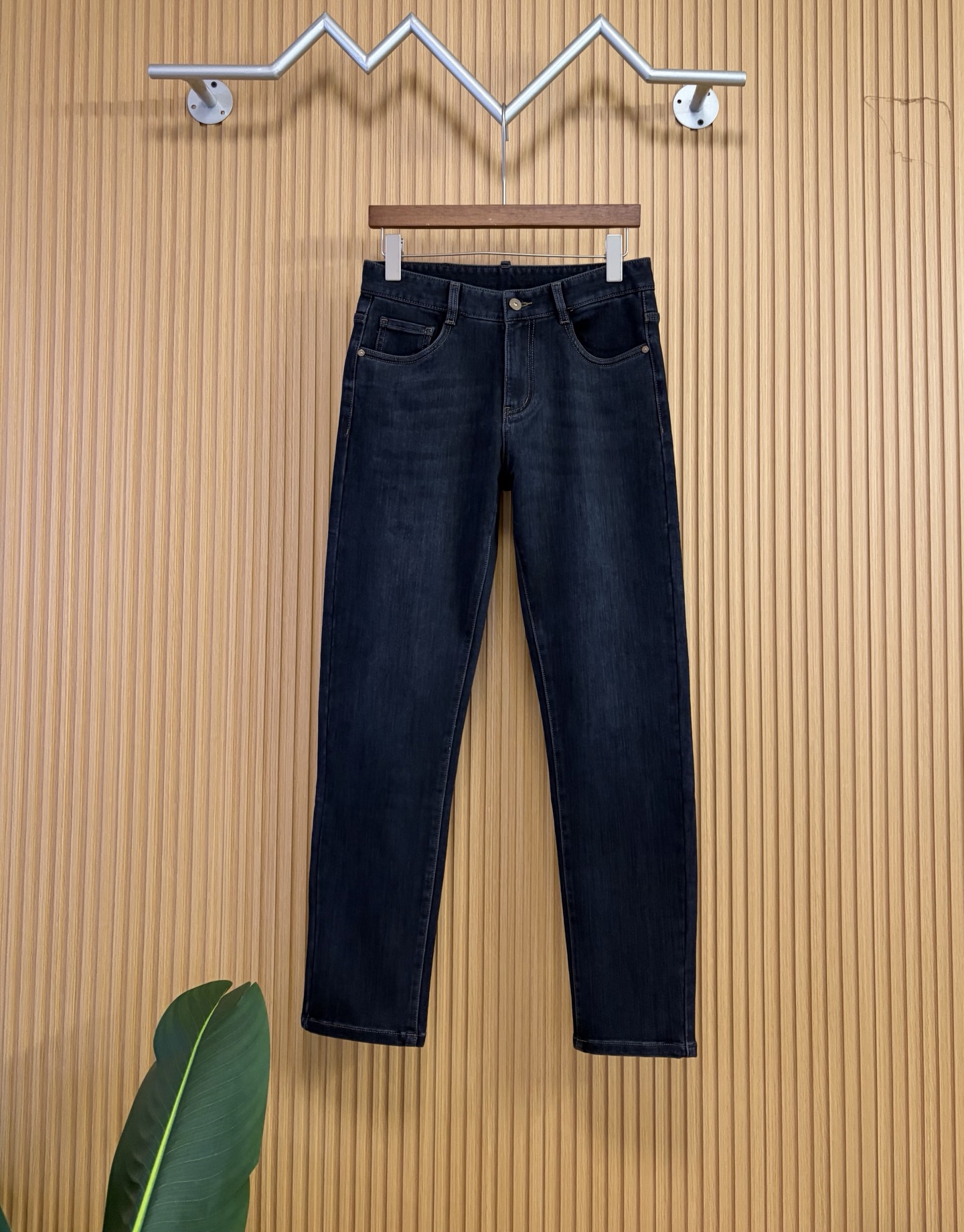 NO:648414,DG's new autumn and winter new products are available at counters. The best jeans counters in physical stores are original 1:1 good products, suitable for all ages. The highest version of European imported fabrics on the market. Comfortable, soft and skin-friendly, with super upper body effects. Fashionable and versatile, straight and stylish, a wardrobe must-have!  Suitable for any occasion. Sizes: 29-38, jeans, alexander wang19860909DG 新款来袭秋冬新款新品 专柜有售 实体店极品牛仔裤专柜原版1:1好货,适合各个年龄段.市场最高版本的欧洲进口面料.舒适柔软亲肤,上身效果超级棒时尚百搭,笔挺有型,衣橱必备！适合任何场合穿着 尺码:29-38,,jeans,alexander wang,Men's clothing