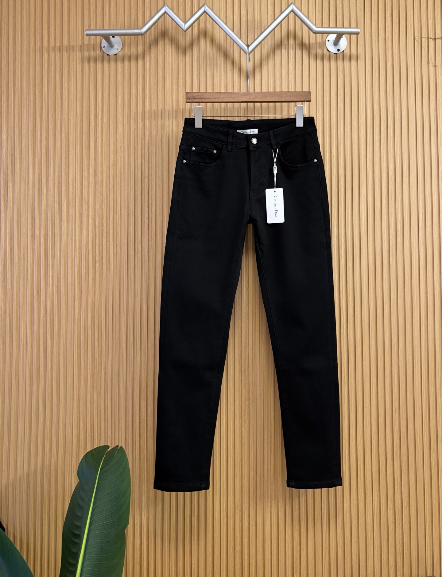 NO:648424,Dior's new autumn and winter new products are available at counters. The best jeans counters in physical stores are original 1:1 good products, suitable for all ages. The highest version of European imported fabrics on the market. Comfortable, soft and skin-friendly, the upper body effect is super fashionable and versatile, straight and stylish, a wardrobe must-have!  Suitable for any occasion. Sizes: 29-38, dior, jeans, alexander wang19860909迪奥 新款来袭秋冬新款新品 专柜有售 实体店极品牛仔裤专柜原版1:1好货,适合各个年龄段.市场最高版本的欧洲进口面料.舒适柔软亲肤,上身效果超级棒时尚百搭,笔挺有型,衣橱必备！适合任何场合穿着 尺码:29-38,,dior,jeans,alexander wang,Men's clothing