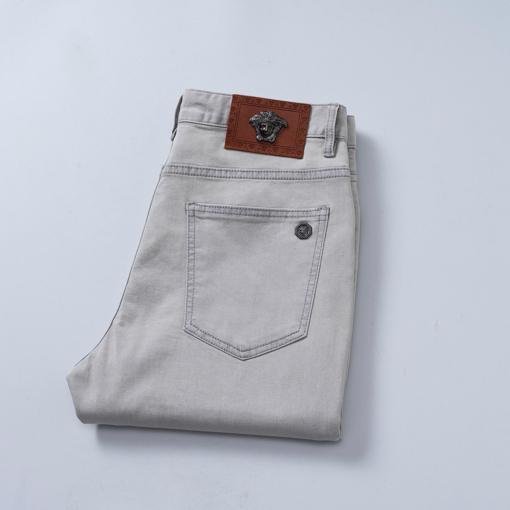 NO:903003,Versace's 2026 spring and summer new styles are now on the market. The original hot-selling jeans are super customized, with original hardware, super heavy craftsmanship, awesome styles, and impeccable workmanship!  The style is not picky, it is very high-end, good products wait for no one, if you like it, hurry up and get it, sizes 29-38, versace, jeans,19860909范思哲 2026春夏新款现货上市,原单爆款牛仔裤超级定制款,原版五金,超级重工工艺,版型超赞细节做工无可挑剔！款式不挑人,特别高档,好货不等人,看中赶紧下手,尺码29-38,,versace,jeans,,Men's clothing