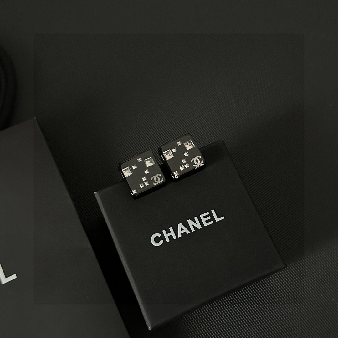 Chanel香奈儿中古耳钉小香家的款式真心无需多介绍每一款都超好看精致大方非常显气质.