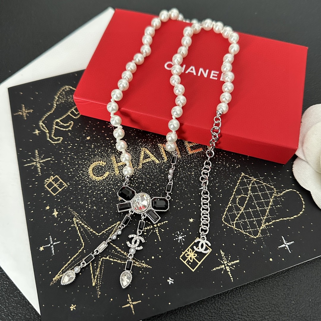 Chanel香奈儿中古字母项链小香家的款式真心无需多介绍每一款都超好看精致大方非常显气质.