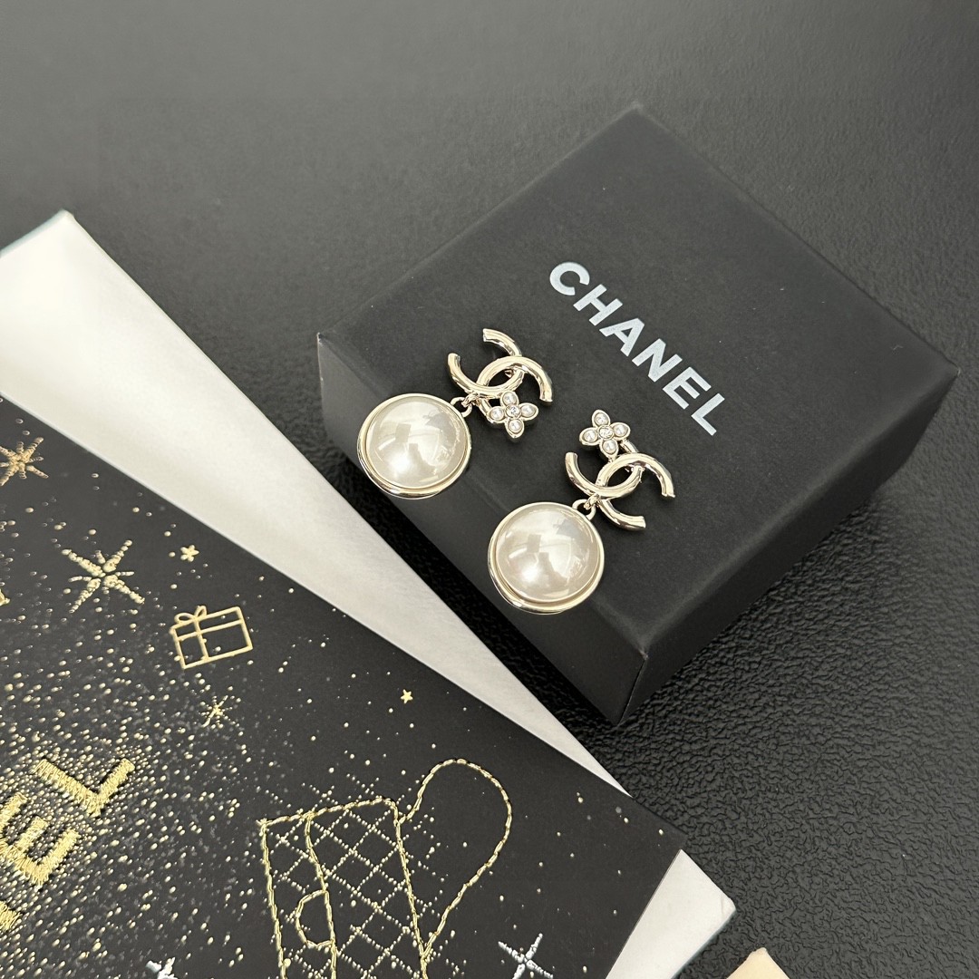 Chanel香奈儿中古字母耳钉小香家的款式真心无需多介绍每一款都超好看精致大方非常显气质.