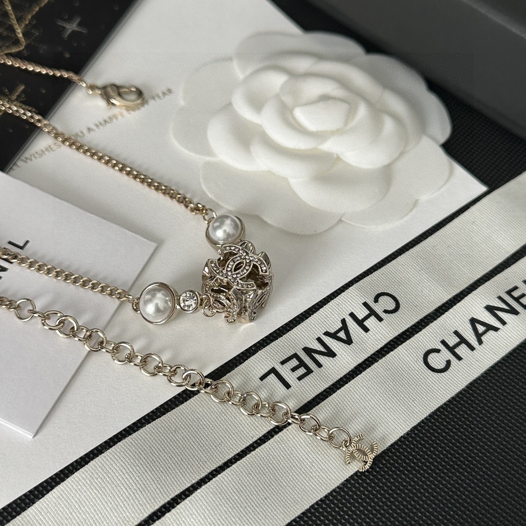 Chanel香奈儿中古字母项链小香家的款式真心无需多介绍每一款都超好看精致大方非常显气质.