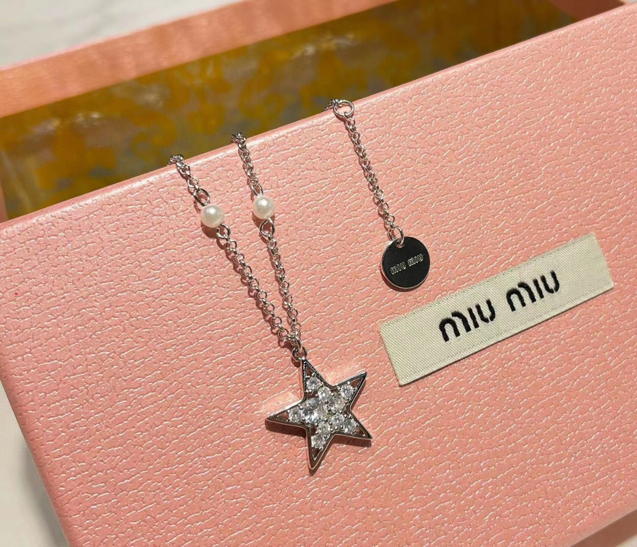 缪缪MIUMIU项链是手工镶嵌钻星星就是小仙女女神必备单品非常有女人气质超美项链个人非常喜欢网红同款时尚