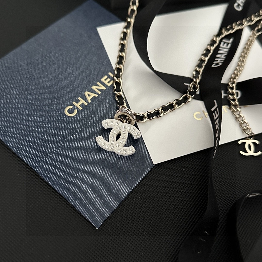 Chanel香奈儿中古包包项链小香家的款式真心无需多介绍每一款都超好看精致大方非常显气质.