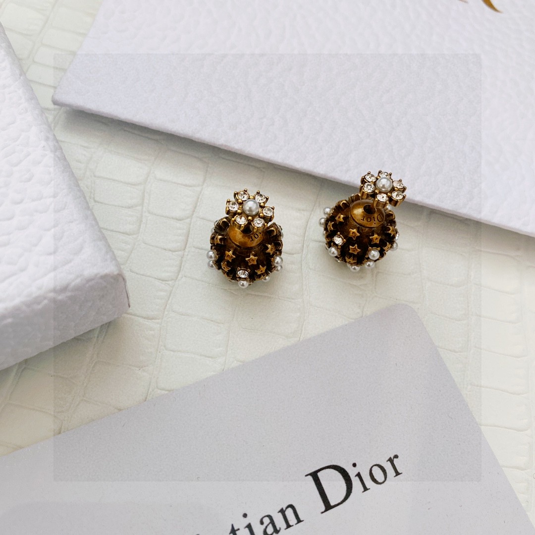 Di0r时尚复古耳钉二用带法今天推荐一款迪奥的耳饰镶嵌钻防珍珠是超级时尚的款戴上就是春天最靓丽的小仙女网