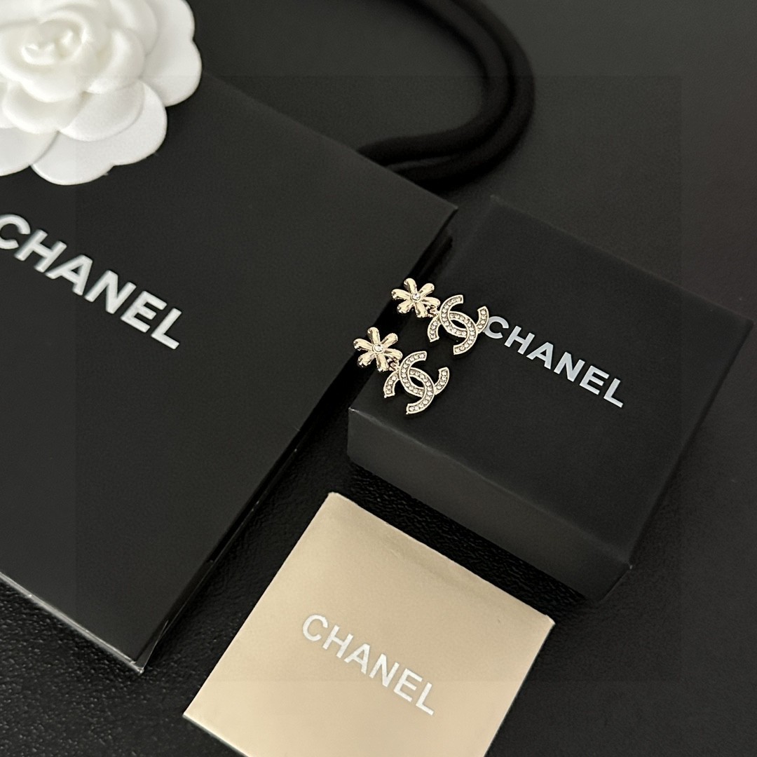 Chanel香奈儿中古字母耳钉小香家的款式真心无需多介绍每一款都超好看精致大方非常显气质