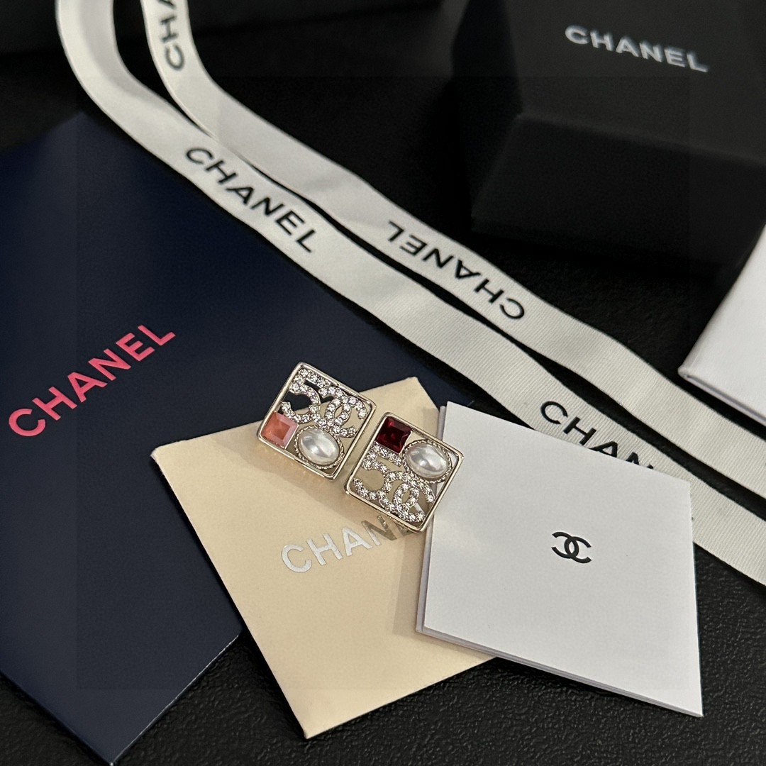 Chanel香奈儿中古双C耳钉小香家的款式真心无需多介绍每一款都超好看精致大方非常显气质.