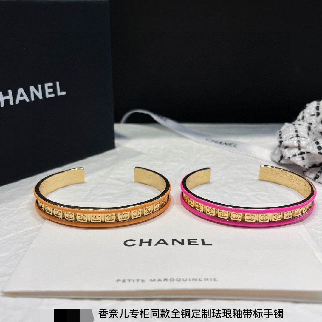 新品小香风Chanel2024新款原单货珐琅手镯专柜一致材质火爆款出货设计独特复古前卫手镯精工版从上市以