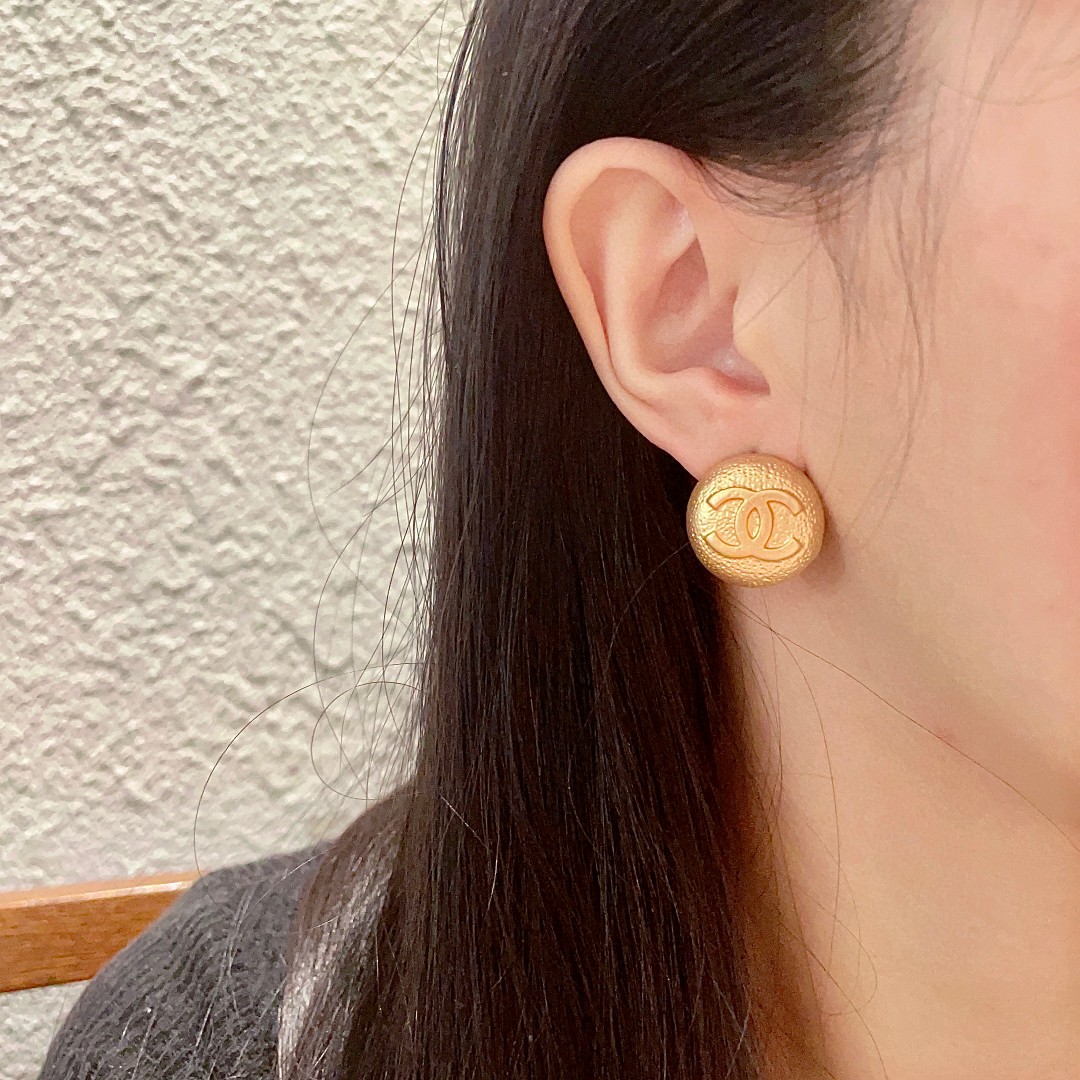  香奈儿✨圆形双C耳钉