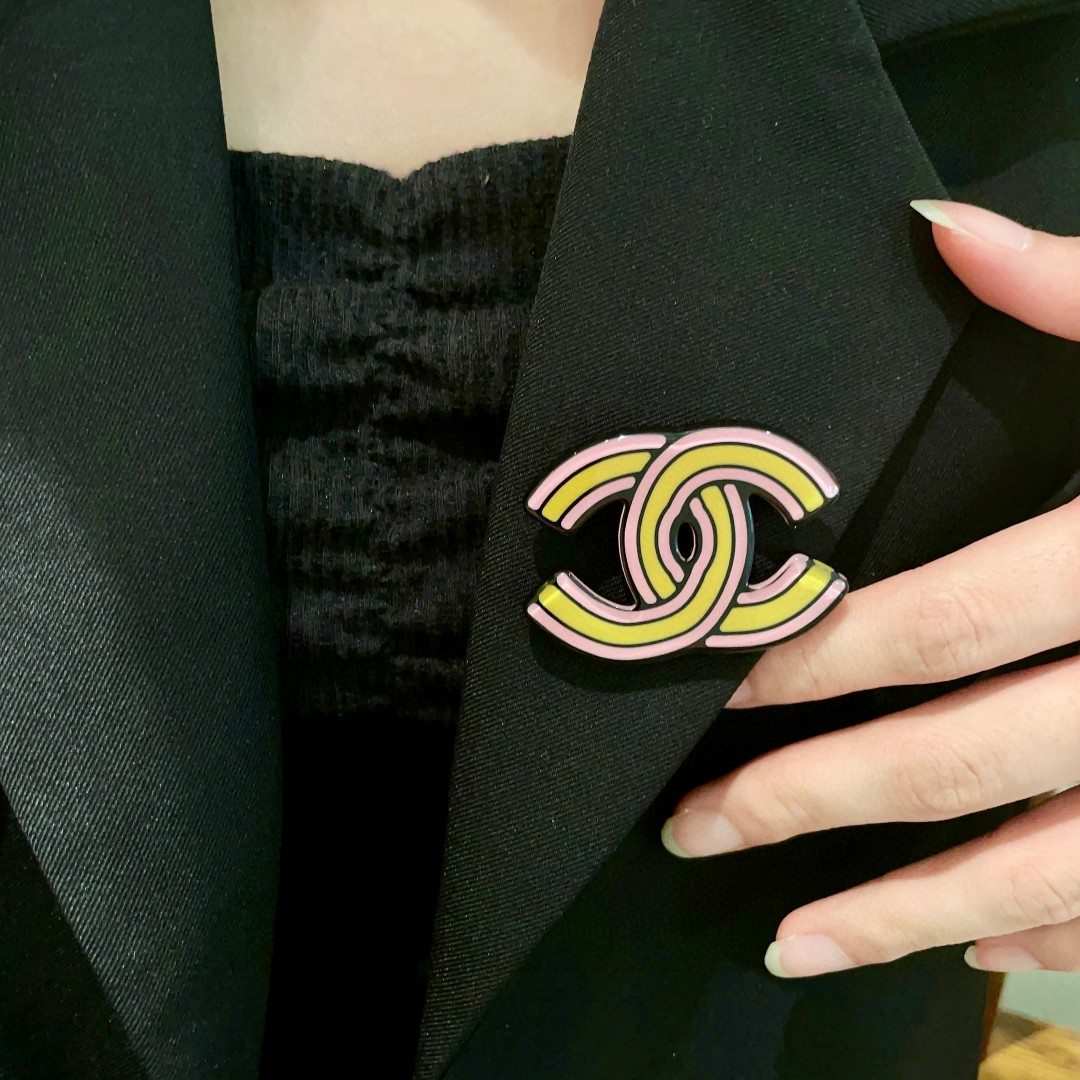 P 198 CHANEL DOUBLE-C BROOCH
