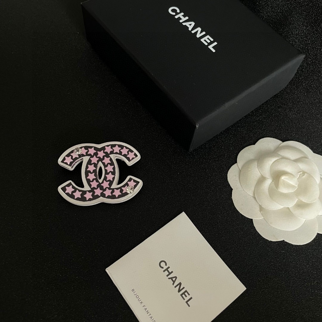 P187 CHANEL’S DOUBLE-C BROOCH - 图片 5