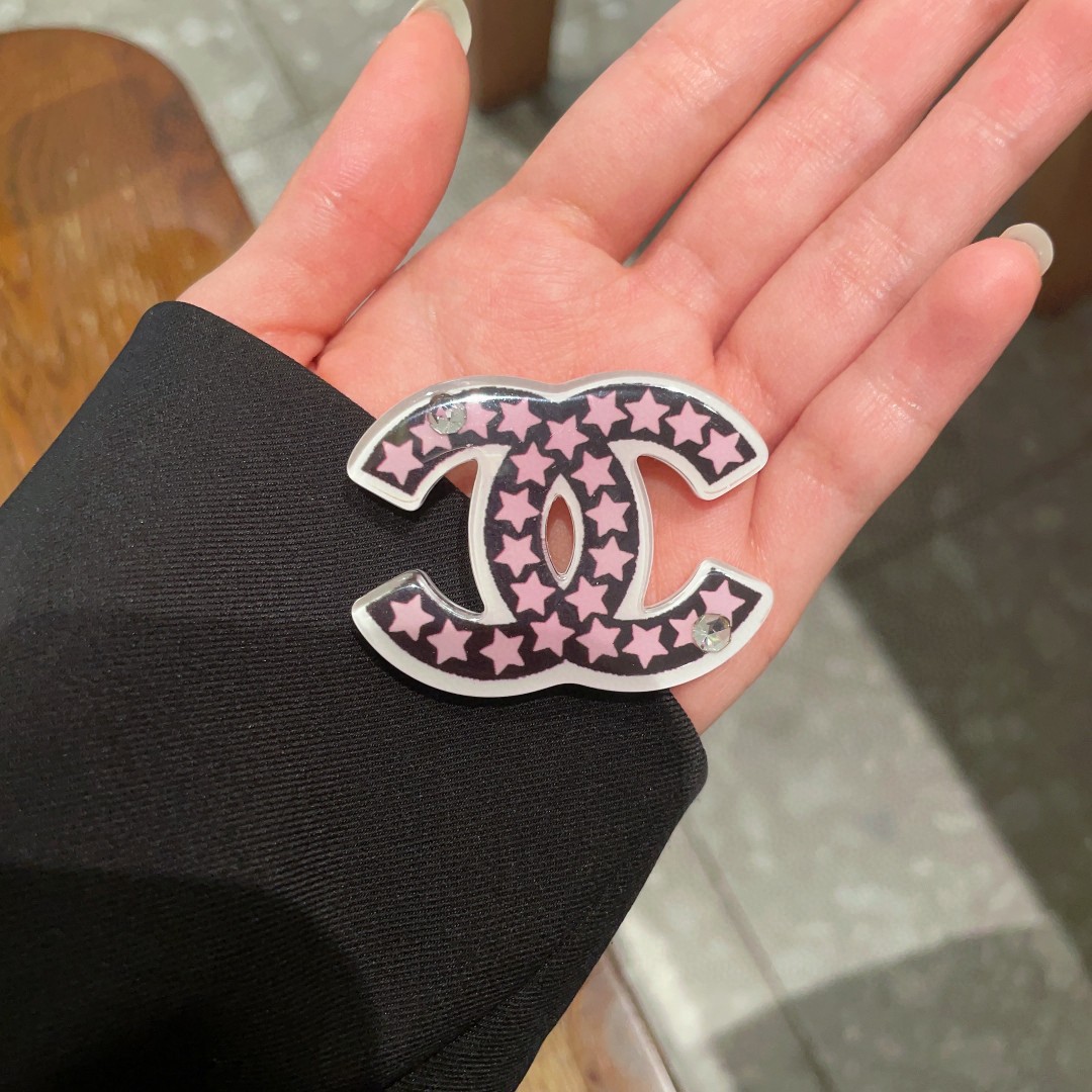 P187 CHANEL’S DOUBLE-C BROOCH - 图片 3