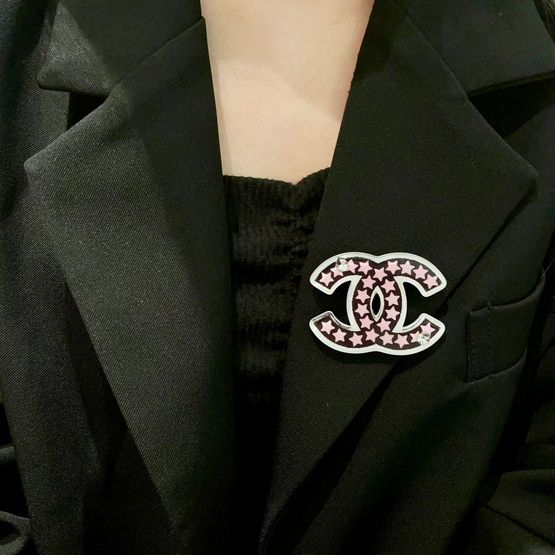 P187 CHANEL’S DOUBLE-C BROOCH - 图片 2