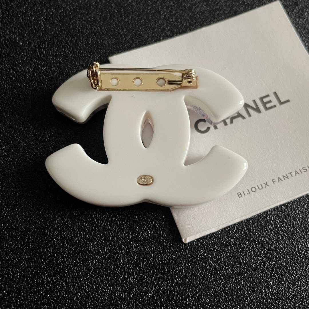 P187 CHANEL’S DOUBLE-C BROOCH - 图片 7