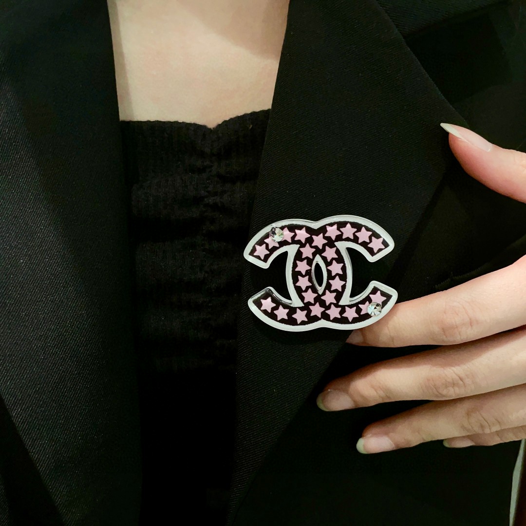 P187 CHANEL’S DOUBLE-C BROOCH