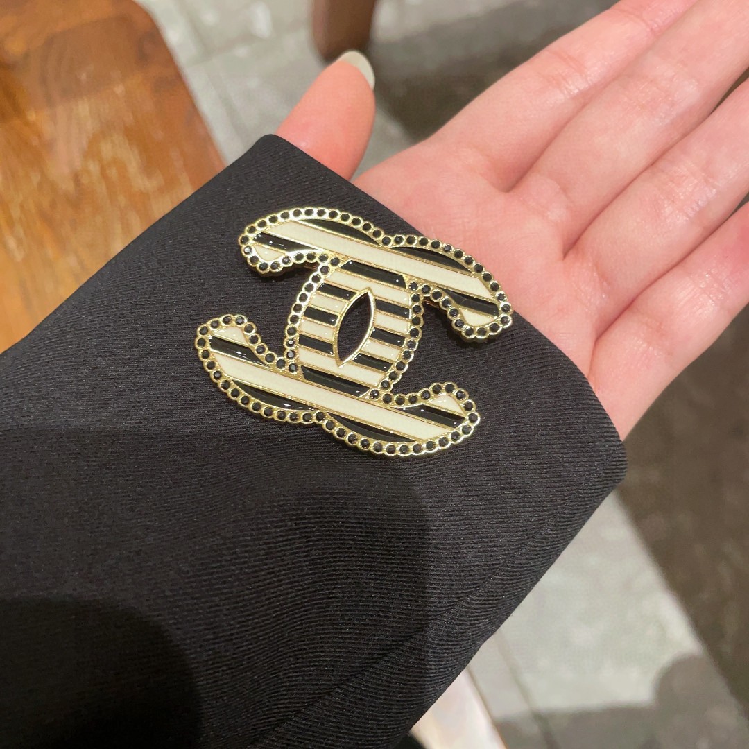 P220 CHANEL DOUBLE-C DRILLED BROOCH - 图片 3