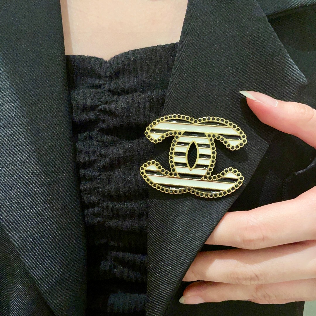 P220 CHANEL DOUBLE-C DRILLED BROOCH