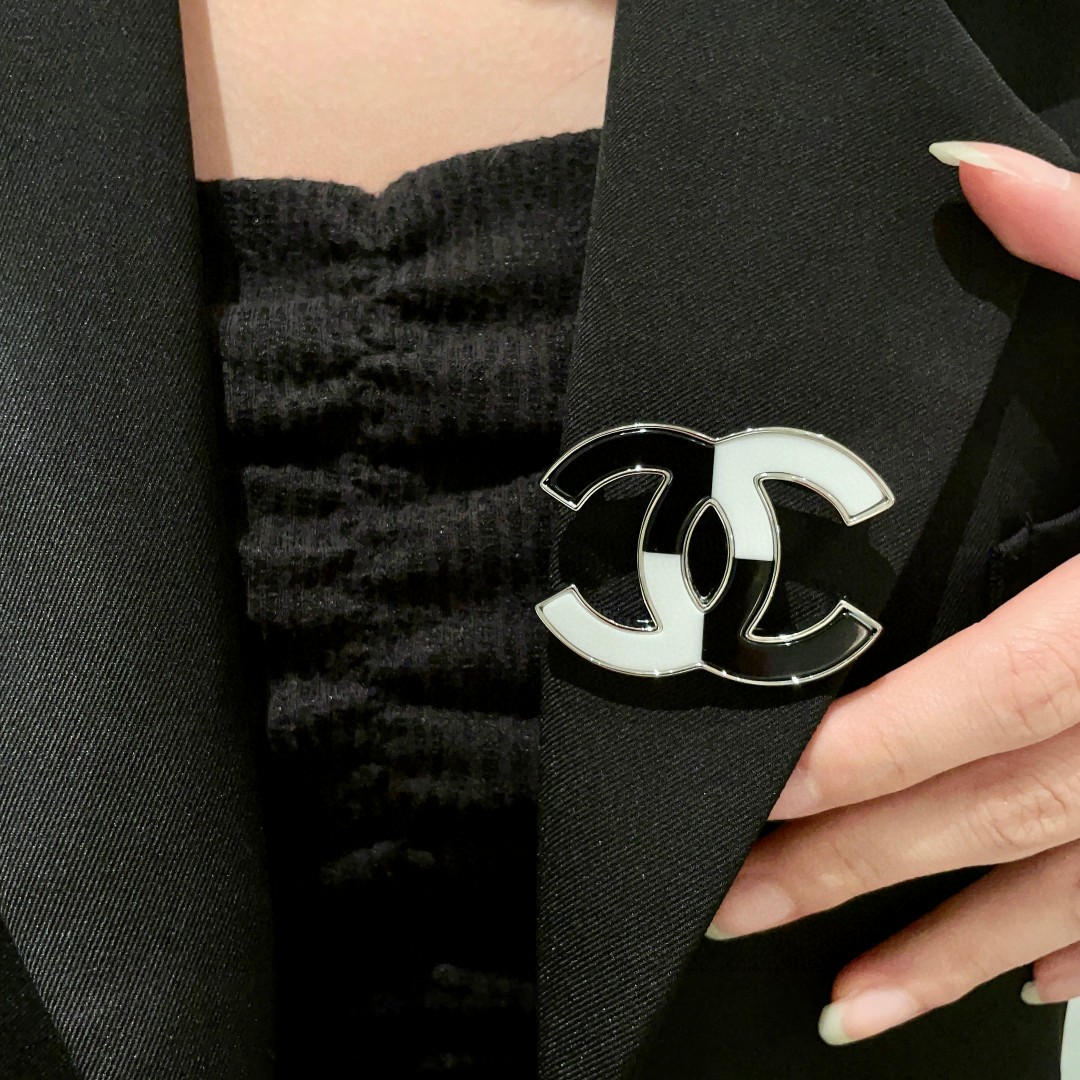 P198 CHANEL DOUBLE-C-COLOURED BROOCH
